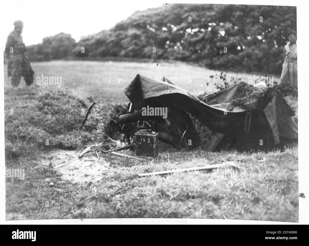Mr. A. Eden visite le Scottish Command, observant un poste de mitrailleuse camouflé sur les terrains de golf protégés contre la pluie, British Army. Banque D'Images