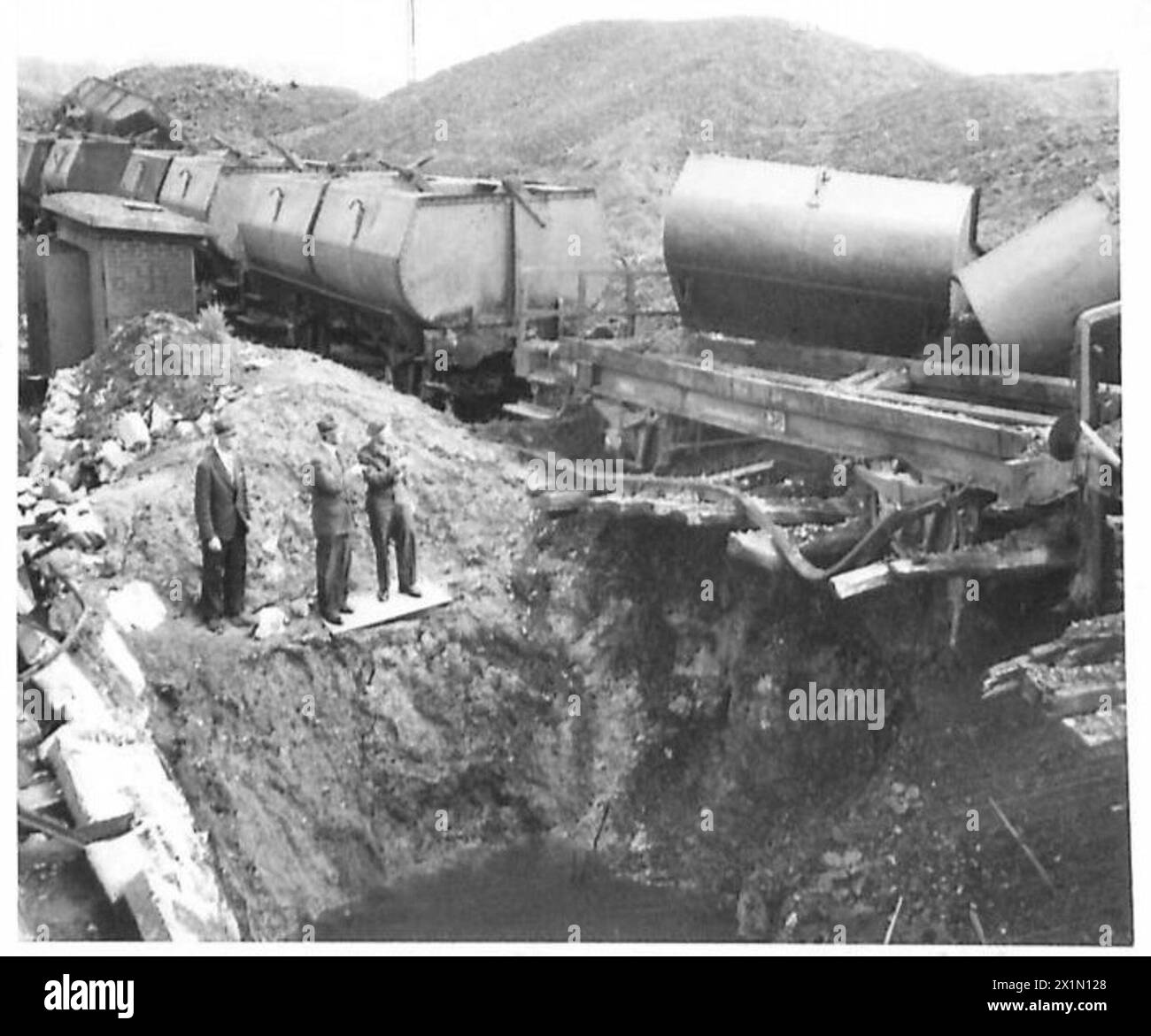 En Allemagne du Nord, un cratère de bombe a détruit les lignes de chemin de fer reliant les mines de charbon au port, affectant le transport du charbon géré par l'armée britannique du Rhin. Banque D'Images