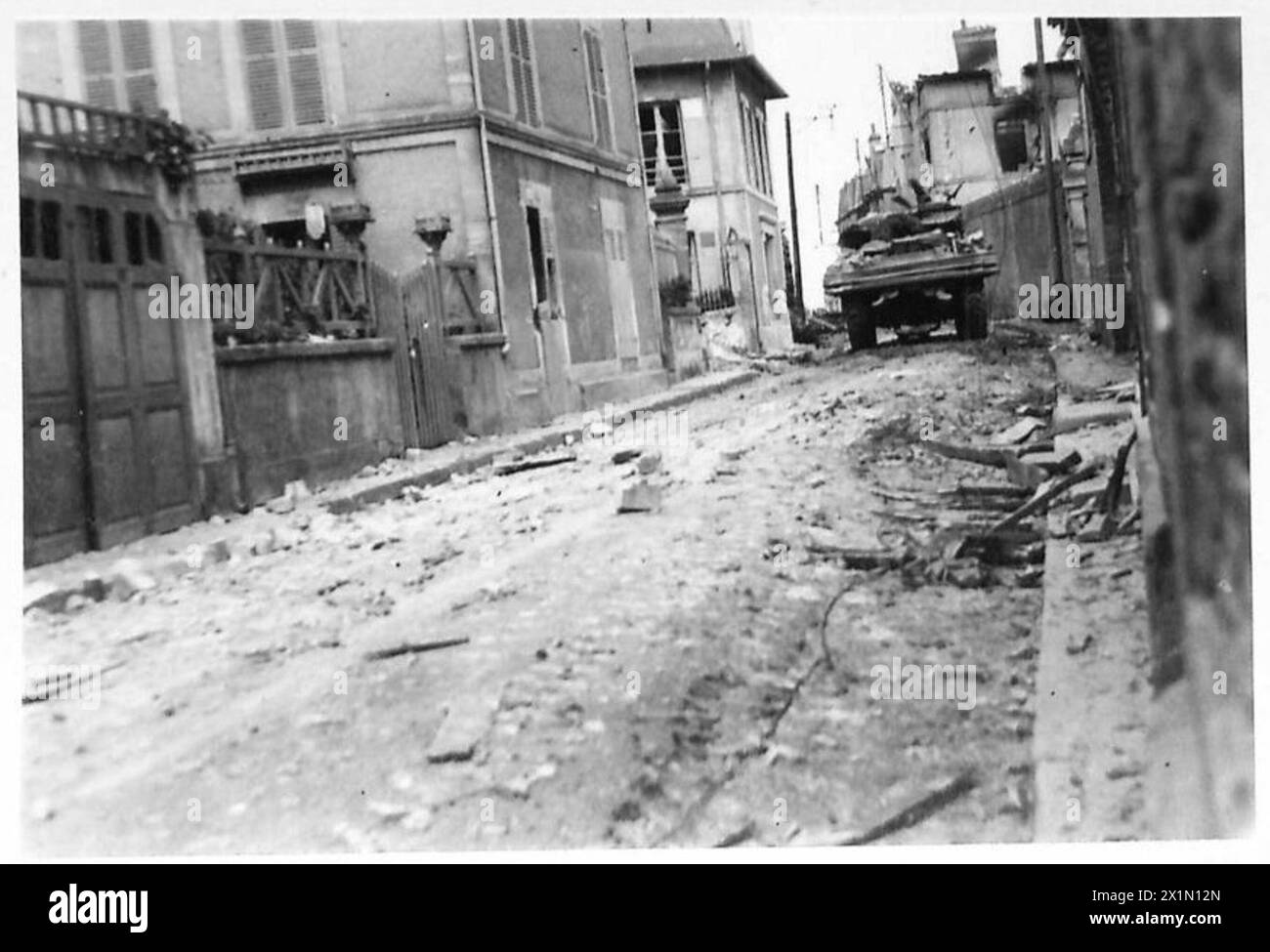 JOUR J - FORCES CANADIENNES LORS DE L'INVASION DE LA NORMANDIE le 6 JUIN 1944 - Un char Sherman DD du 10e Régiment blindé canadien (Fort Garry Horse) se déplace le long d'une rue à St Aubin-sur-mer vers le point fort allemand WN-27 qui a freiné l'avance des troupes canadiennes de la Côte-Nord (nouveau-Brunswick) Regiment, 6 juin 1944. Des poutres en acier et des bûches ont été utilisées par les défenseurs pour protéger les approches du point fort, Banque D'Images