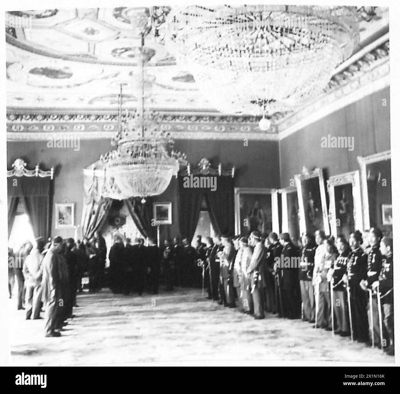 L'investiture du nouveau bey de Tunis a lieu dans le hall principal du Palais, armée britannique. Banque D'Images