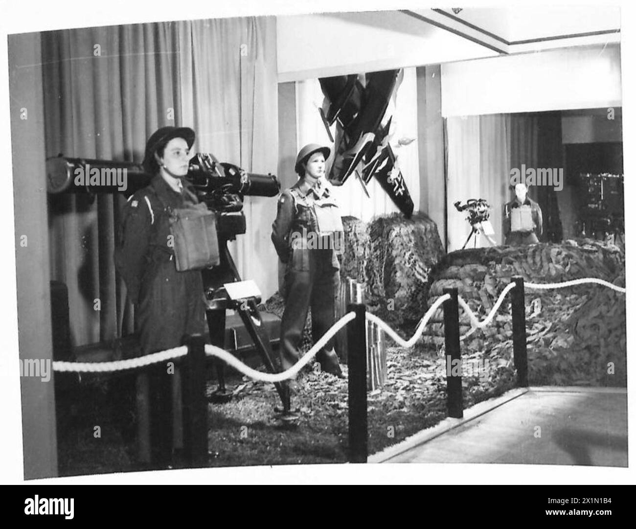 EXPOSITION ATS À LA ROYAL SCOTTISH ACADEMY, ÉDIMBOURG - stand A.A. montrant ATS sur le Range-Finder avec un modèle d'un avion allemand abattu en flammes de l'armée britannique Banque D'Images