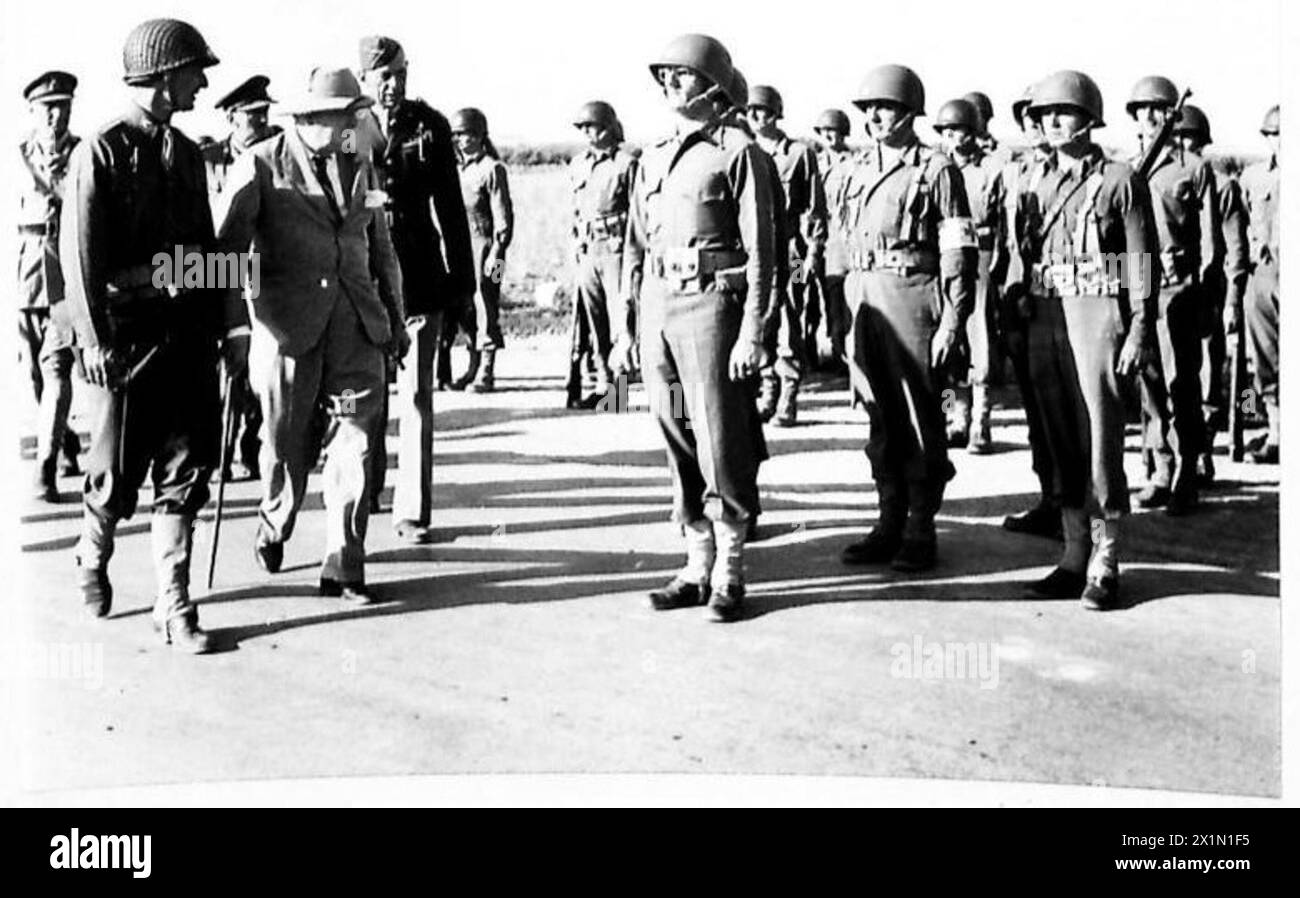 MR. CHURCHILL VISITE LES TROUPES NORD-AFRICAINES - le M.R. Churchill inspecte les troupes américaines (1er bataillon de la 168e brigade) de l'armée britannique Banque D'Images