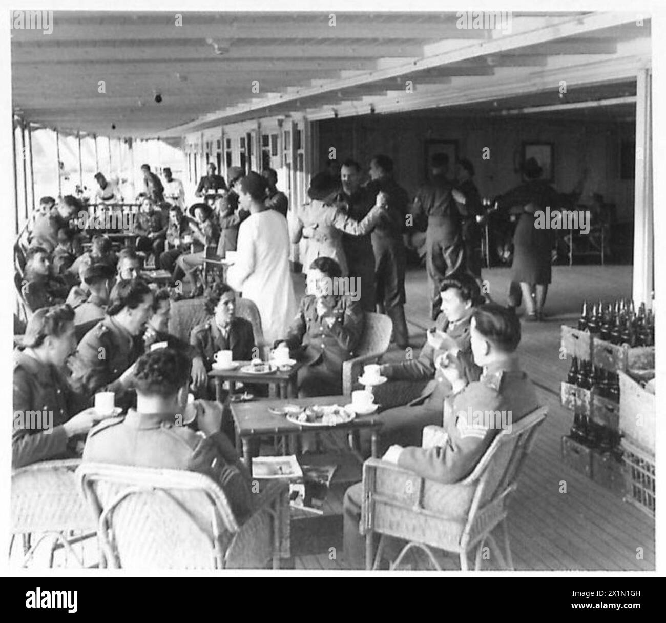 D'autres rangs du Royal corps of Signals sont à bord du bateau de Leave du Nil participant à une danse hebdomadaire, démontrant des activités récréatives pour les troupes, l'armée britannique. Banque D'Images