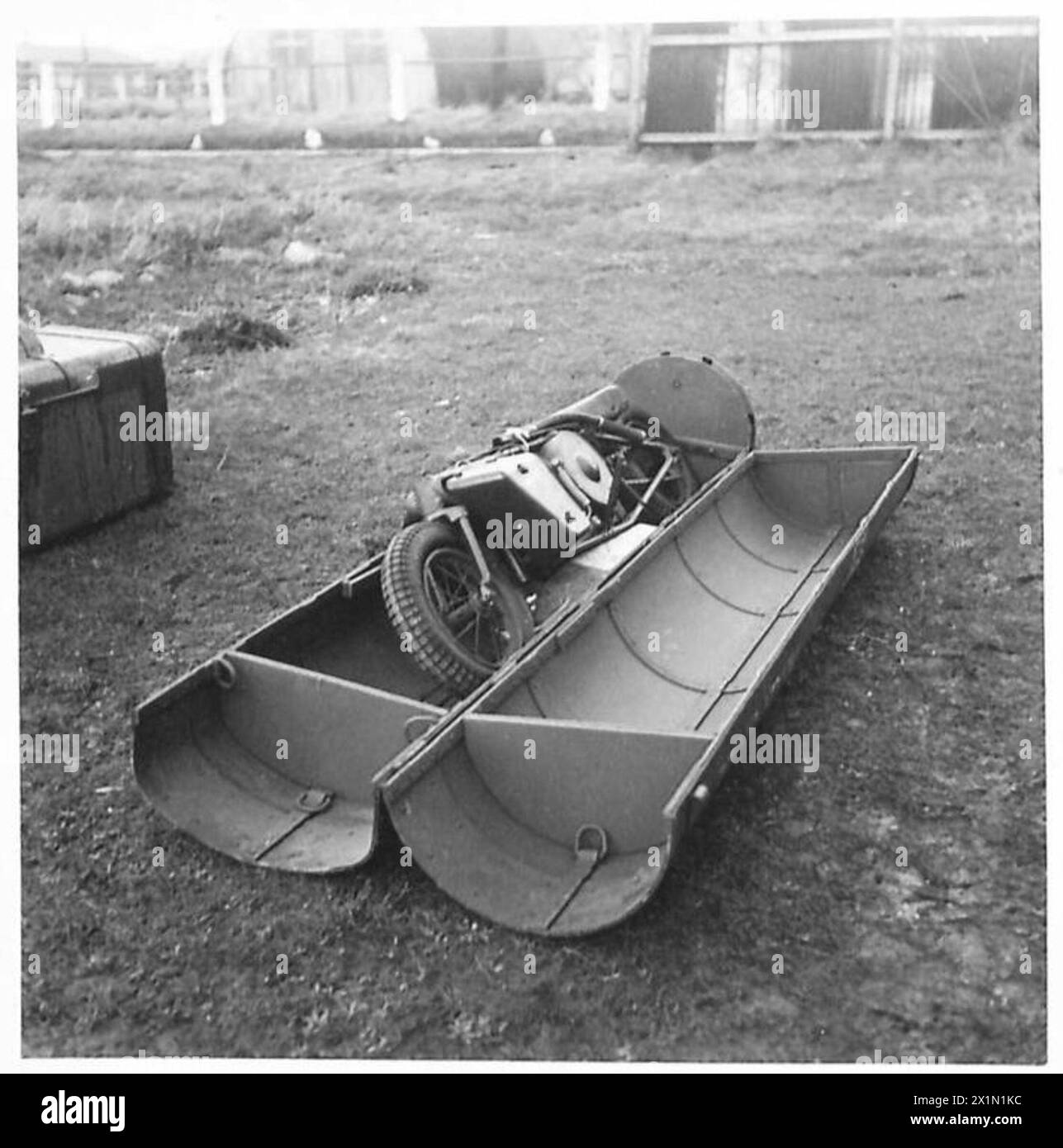 L'équipement de la division aéroportée comprend une moto pliante et son conteneur de transport, mettant en évidence la mobilité et le soutien logistique, British Army. Banque D'Images