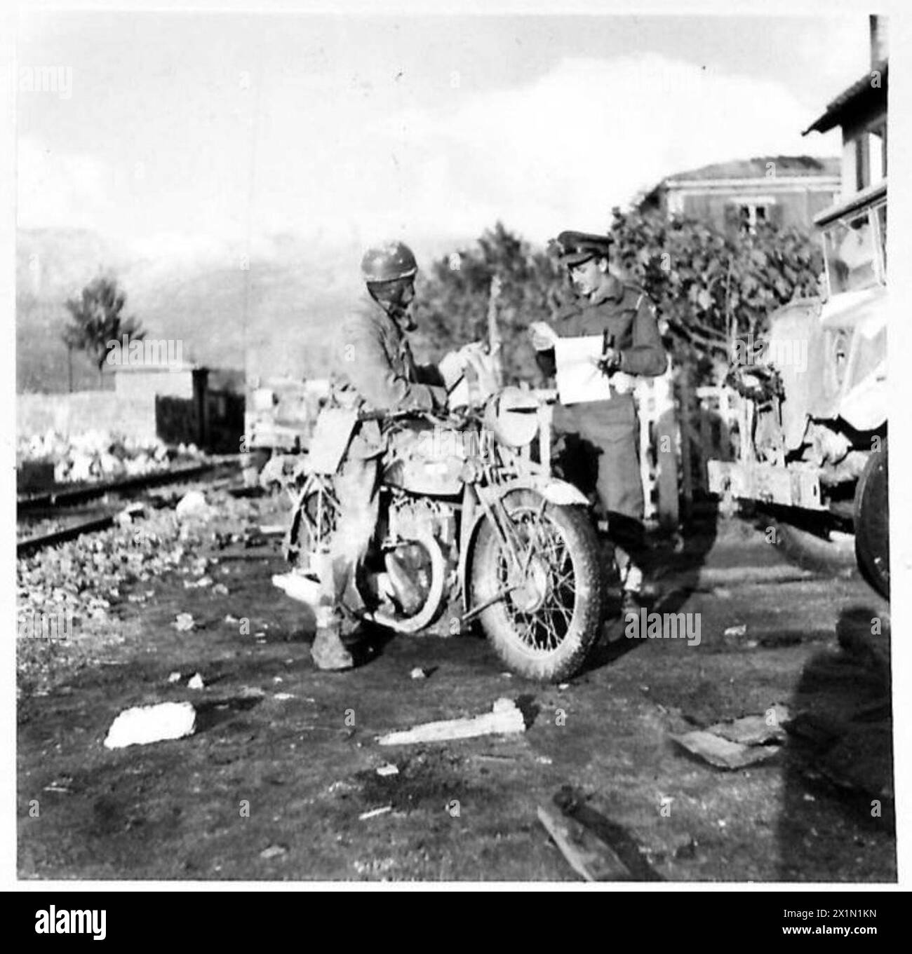 Sgmn. Colemen de Brixton, Londres, livre des messages au lieutenant. J.S. Payne du Beds & Herts Regiment, terminant ses fonctions dans la 8e armée en Italie. Banque D'Images