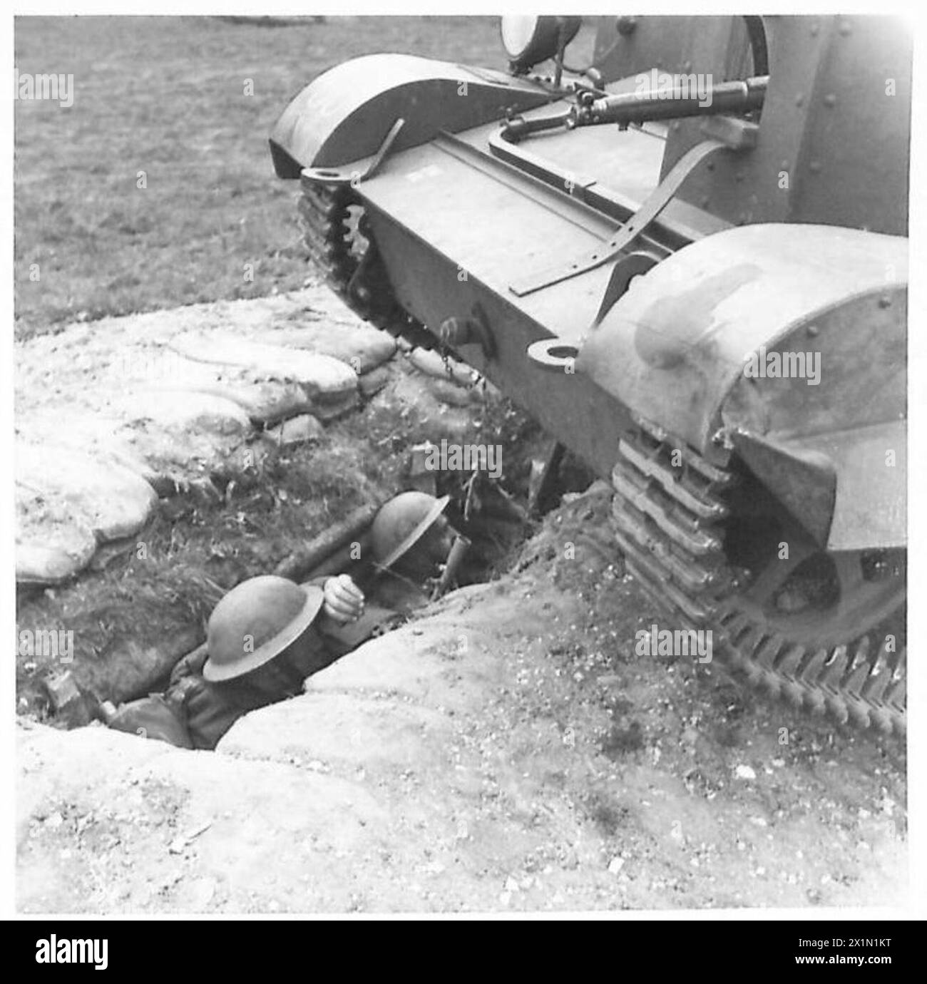 Le bataillon du Royal Berkshire Regiment mène une formation à partir de tranchées fendues engageant des porte-avions Bren avec des tirs de fusil et des grenades, en utilisant de la fumée et des charges explosives pour simuler le combat, dans l'armée britannique. Banque D'Images