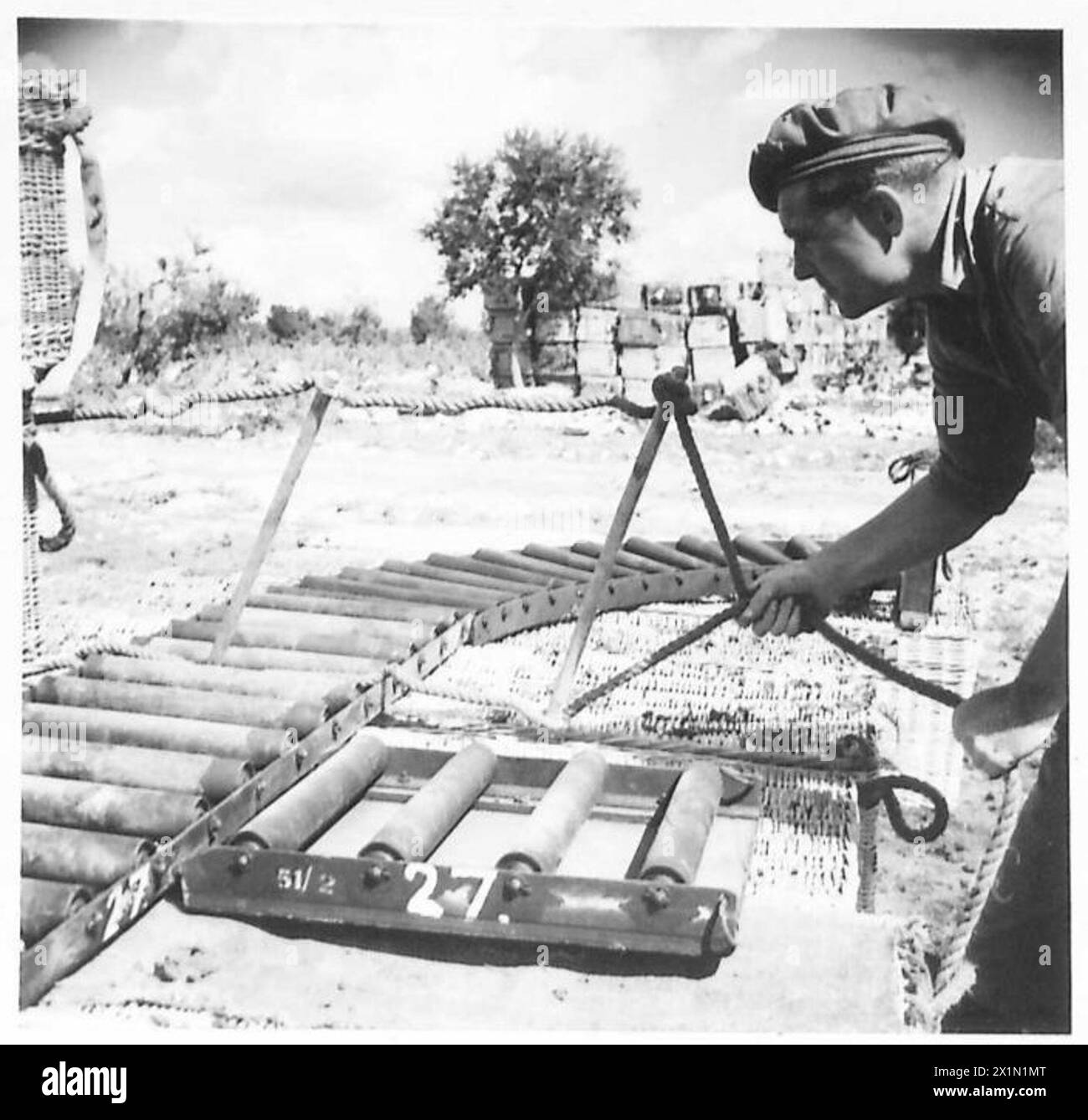 DVR. S. Gingell de Wandsworth, Londres, participe à un entraînement parachutiste avec une échelle de corde fixée à la charge pour empêcher tout mouvement pendant le décollage de l'avion, reflétant les leçons apprises en Hollande, armée britannique. Banque D'Images