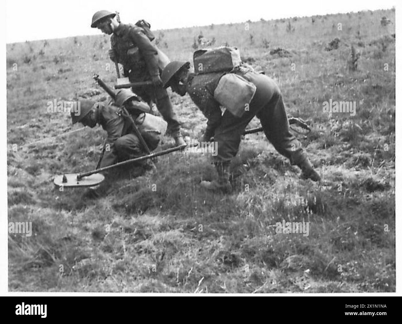 EXERCICE DIVISIONAL DE COMMANDEMENT DE L'EST - les Royal Engineers recherchent des mines avant que les porte-avions avancent, armée britannique Banque D'Images