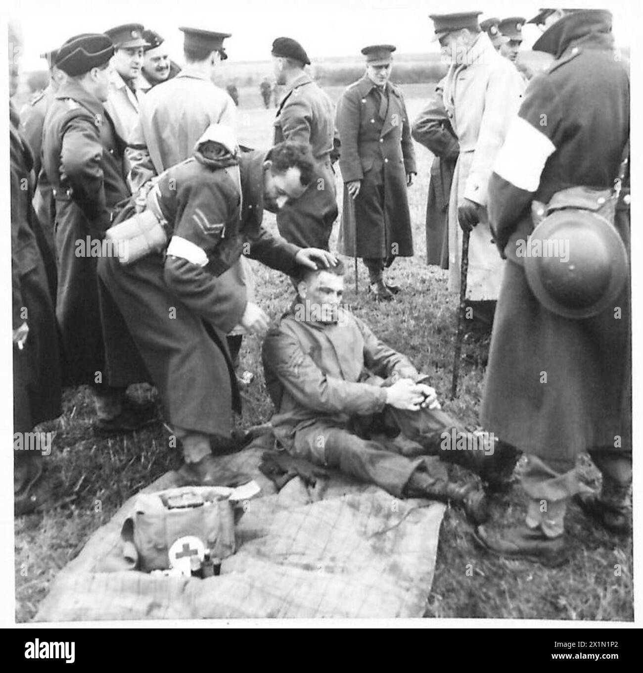 Une troupe de parachutistes reçoit les premiers soins après un atterrissage maladroit lors d'une bataille simulée impliquant deux divisions de l'armée britannique. Banque D'Images