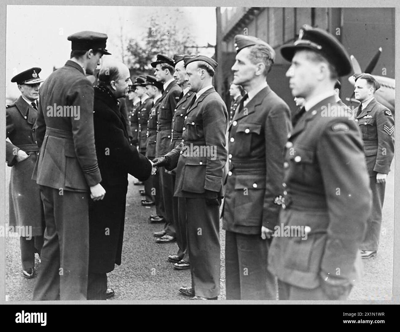 Les pilotes de la RAF reçoivent deux avions Spitfire supplémentaires de la South American Fellowship of the 'Bellows' et sont présentés à l'ambassadeur du Brésil en 1942. Banque D'Images