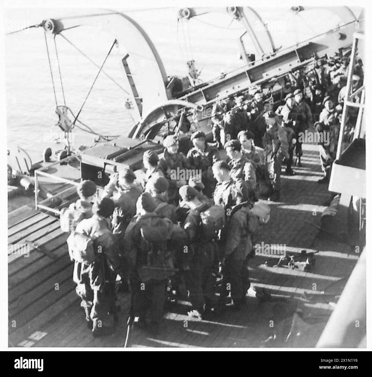 Les parachutistes de l'armée britannique reçoivent des ordres avant de débarquer du Prince David, qui percute une mine pendant son voyage, inondant le magasin avant. Banque D'Images