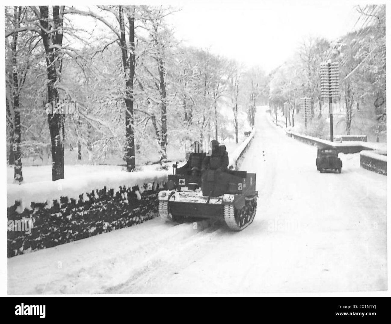 Les Bren Carriers du 2/5th Leicestershire Regiment opèrent sur des routes gelées et enneigées à Galashiels dans des conditions météorologiques arctiques, dans l'armée britannique. Banque D'Images