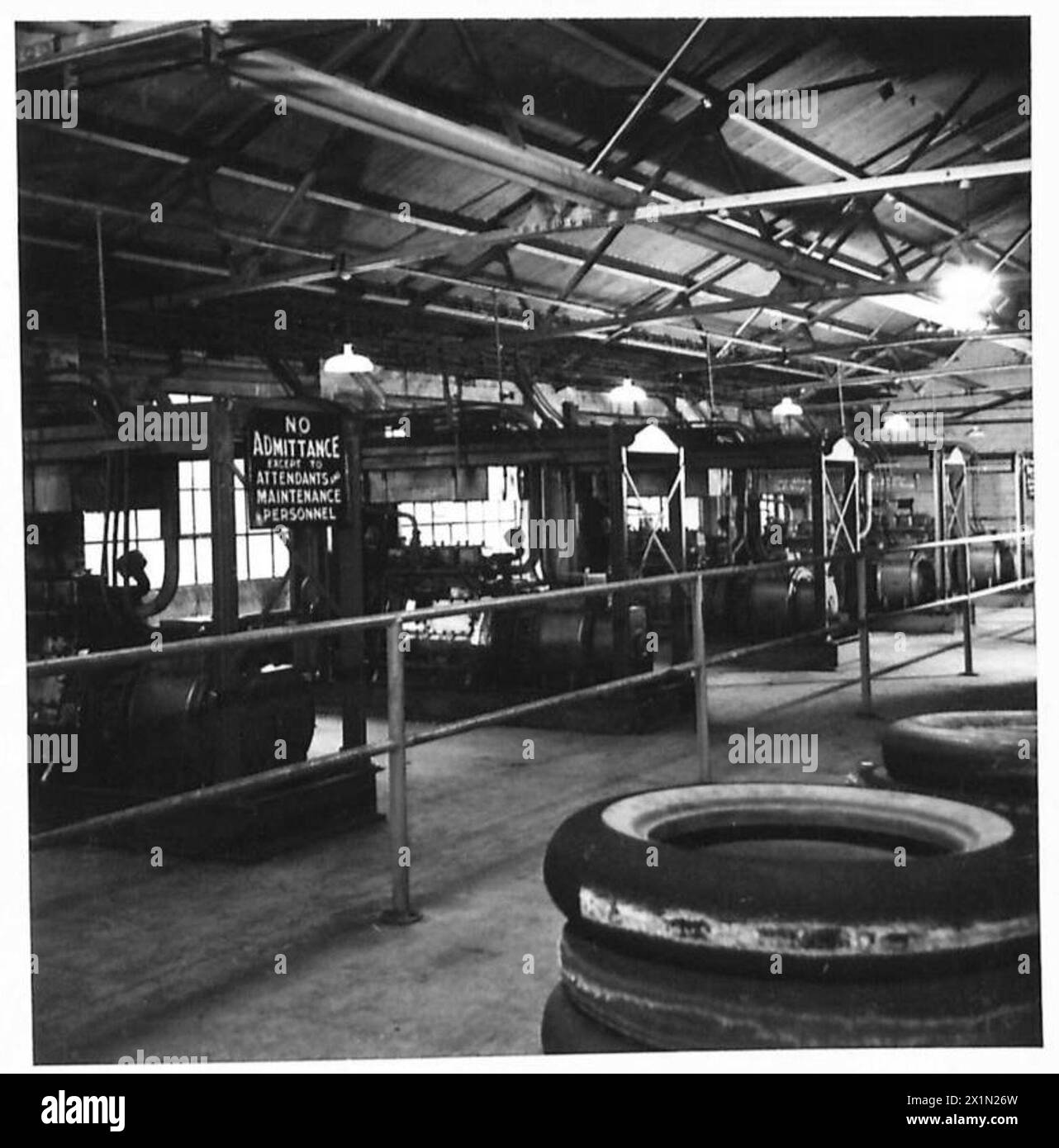 Les générateurs sont opérationnels dans l'usine de réparation de pneus de Chilwell pendant les opérations de maintenance de l'armée britannique. Banque D'Images