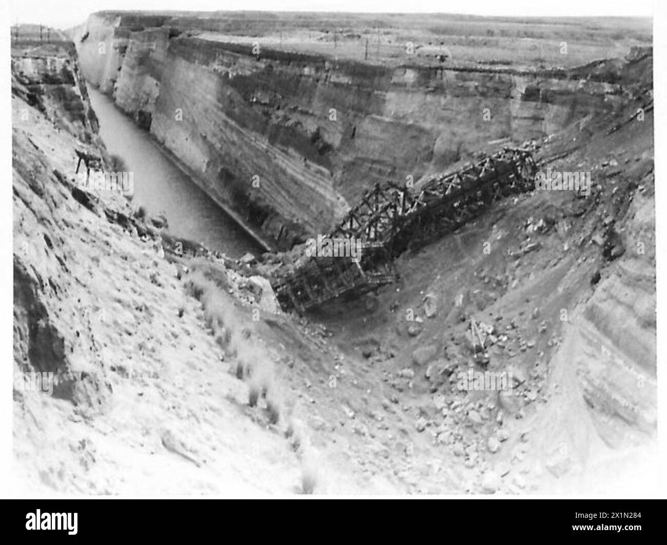 En Grèce, les forces allemandes ont démoli le vieux pont sur le canal de Corinthe, et le canal est maintenant bloqué par la terre de ses côtés escarpés pendant les opérations de la seconde Guerre mondiale surveillées par l'armée britannique. Banque D'Images