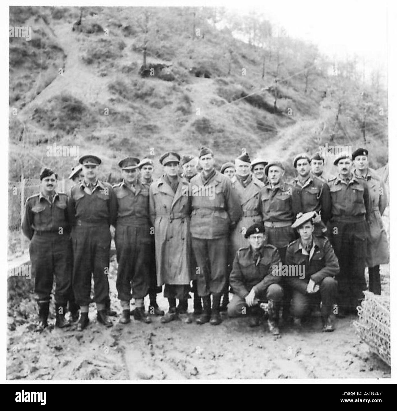 Les généraux Clark, Poole, Crittenberger et le brigadier Brann sont photographiés avec des officiers supérieurs de la 6e division blindée sud-africaine au quartier général du bataillon du 1er régiment des Highlands de la ville du Cap, 5e armée de l'armée britannique. Banque D'Images