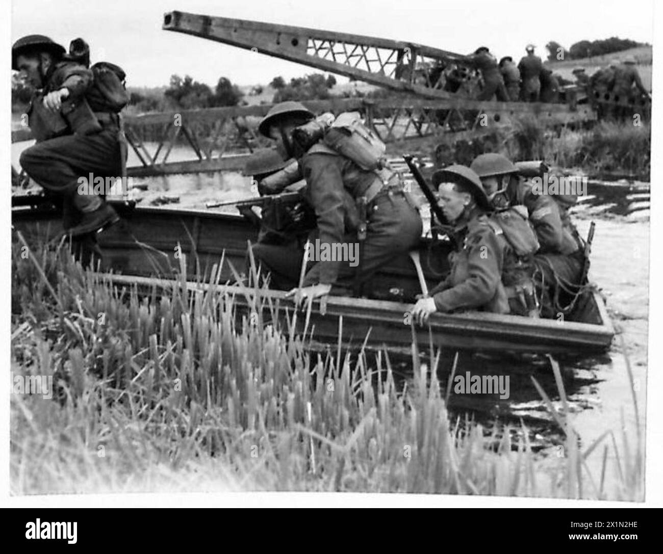 Les troupes utilisent un bateau d'assaut pour traverser une rivière lors d'une démonstration de pont de l'armée britannique. Banque D'Images