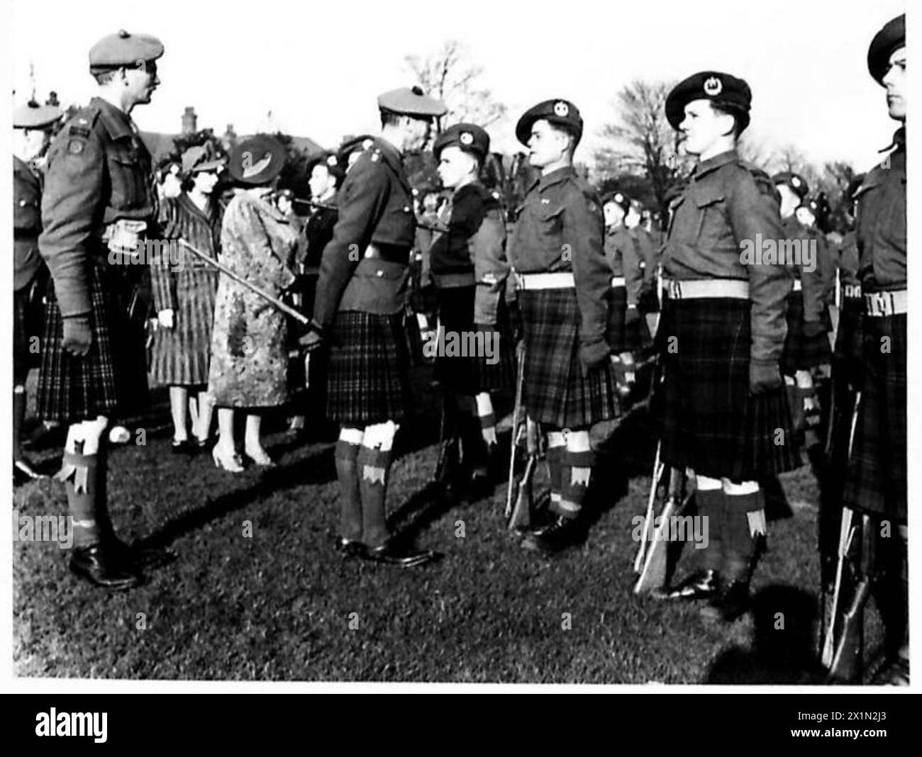 SA MAJESTÉ LE ROI VISITE LES TROUPES D'INVASION - le 5ème Bn. Les Queen's Own Cameron Highlanders sont inspectés par leur colonel en chef, sa Majesté le Roi, accompagné de sa Majesté et des Princesses, à Clarence Park, St.Albans, Armée britannique Banque D'Images