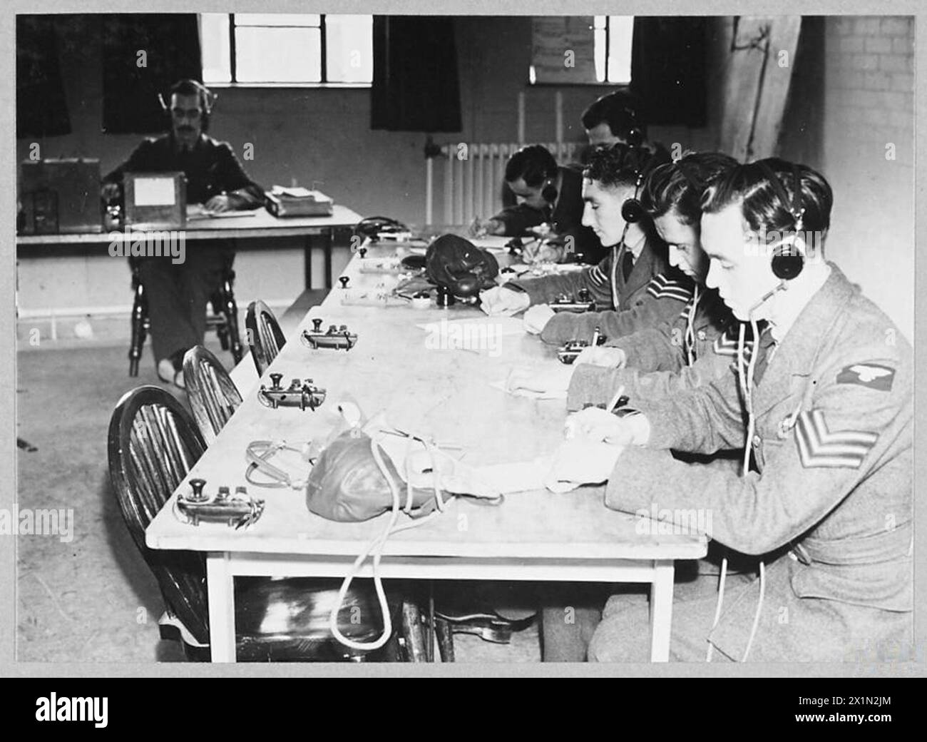 L'école de formation sans fil de la RAF enseigne aux hommes la réception en code Morse. Les stagiaires en sont à la dernière étape de leur formation sur l'entretien et l'exploitation du matériel de communication sans fil. Banque D'Images
