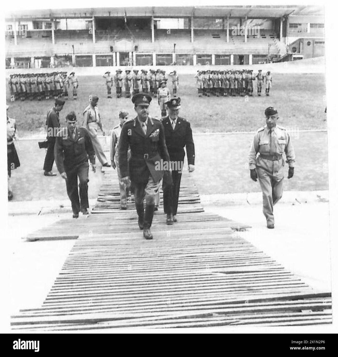 Le commandant suprême et le parti quittent le stade après avoir inspecté les troupes italiennes du groupe Legnano sous la supervision de l'armée britannique à Milan. Banque D'Images Le commandant suprême et le parti quittent le stade après avoir inspecté les troupes italiennes du groupe Legnano sous la supervision de l'armée britannique à Milan. Banque D'Images