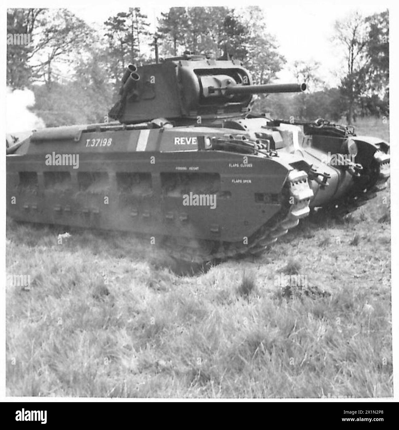 Un char Matilda de l'armée britannique avançant sur un terrain dégagé lors d'une manifestation en Irlande du Nord. Banque D'Images