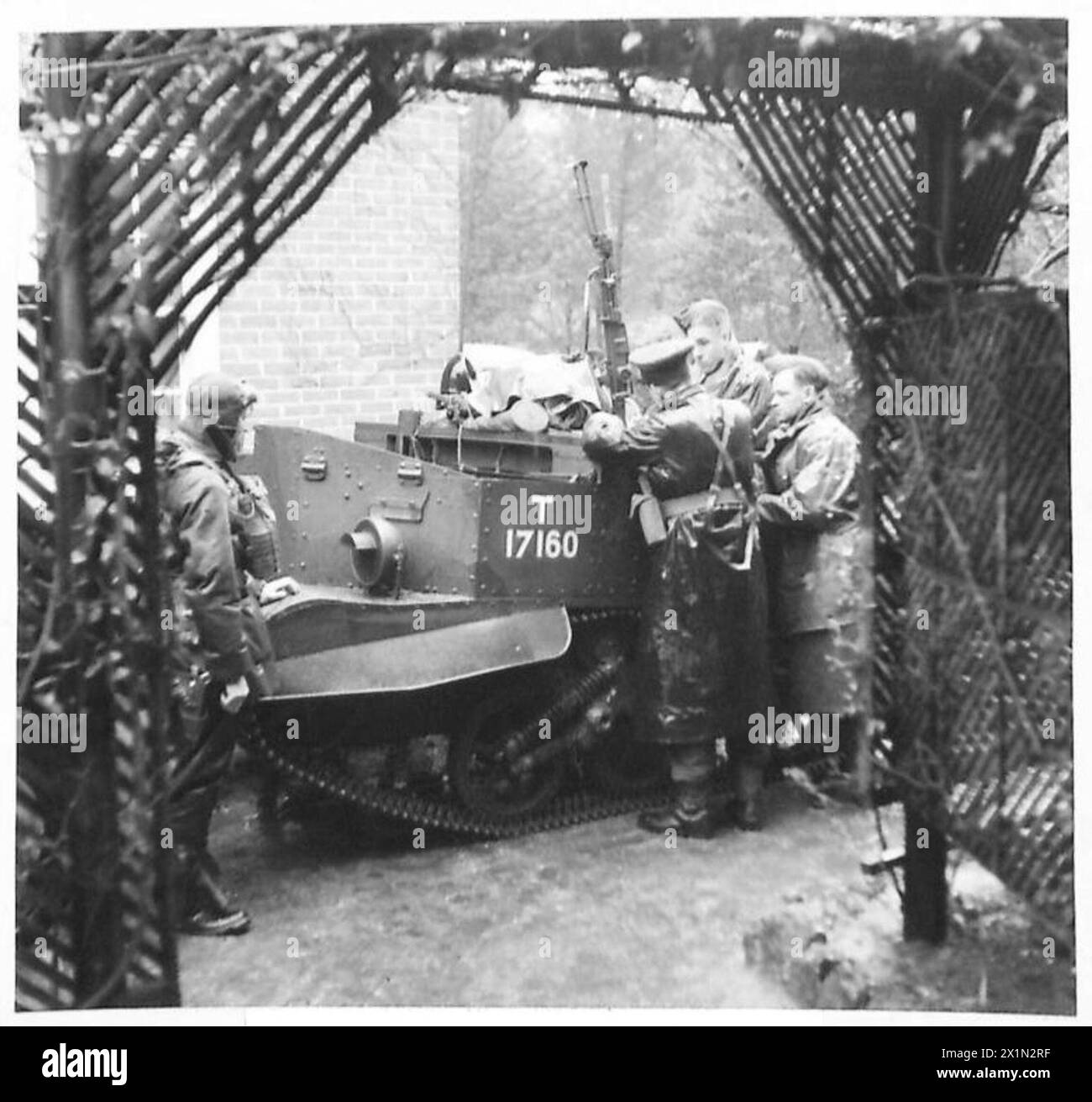 Un porte-avions Bren avec radio sert de poste d'observation pour les artilleurs lors d'une bataille simulée, illustrant l'entraînement sur le terrain et la coordination de l'artillerie. Banque D'Images