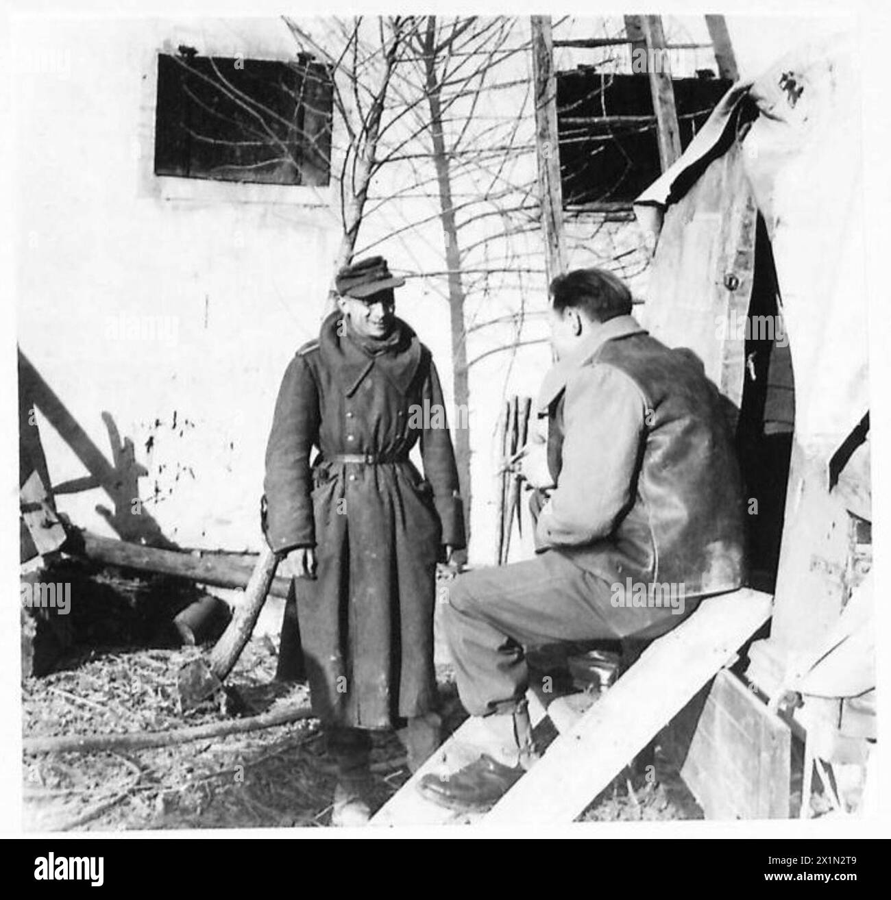 Les troupes néo-zélandaises de la patrouille de l'armée britannique rencontrent des Allemands, faisant des victimes et des prisonniers, avec des interrogatoires menés au QG de la division principale. Banque D'Images