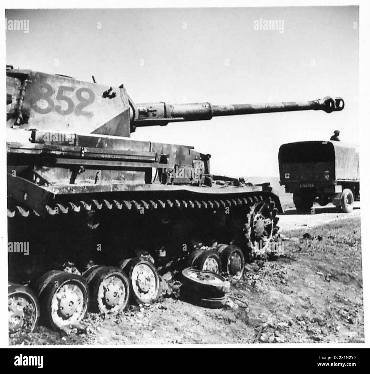 La première armée a détruit des chars Tigre allemands de 6 tonnes dans un cimetière de chars, montrant l'état de trois véhicules neutralisés, l'armée britannique. Banque D'Images