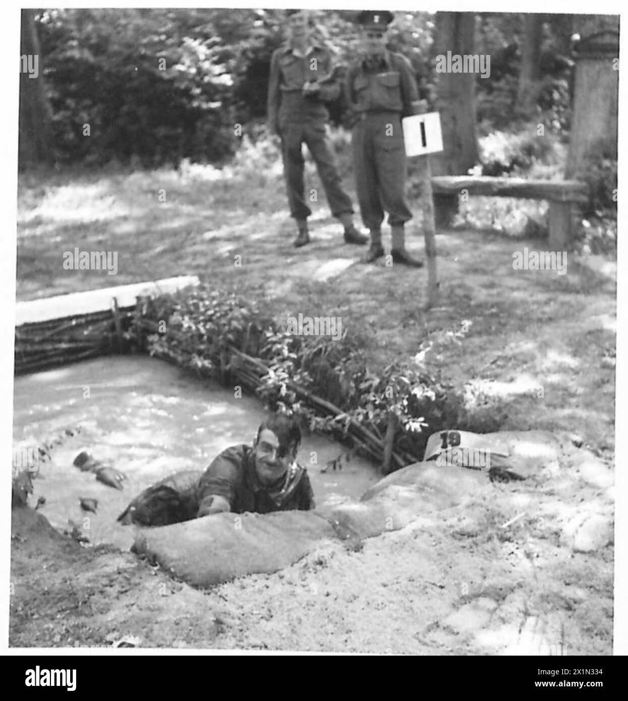 Les images documentent des procédures incorrectes et des erreurs lors des exercices du jury de sélection au War Office, British Army. Banque D'Images