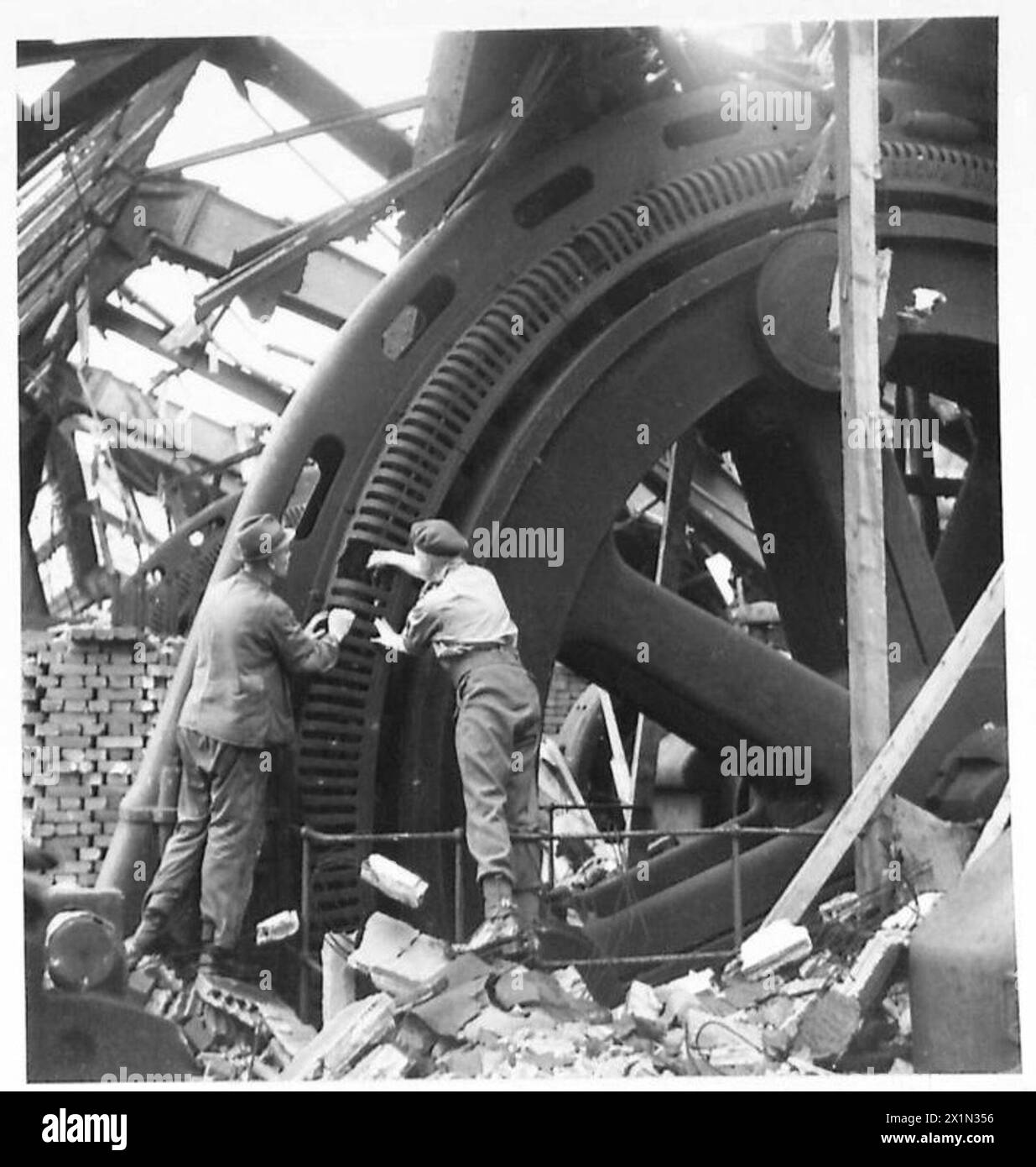 Bobines de générateur brûlées dans une installation de contrôle du charbon nord-allemande, inspectées par l'armée britannique du Rhin. Banque D'Images