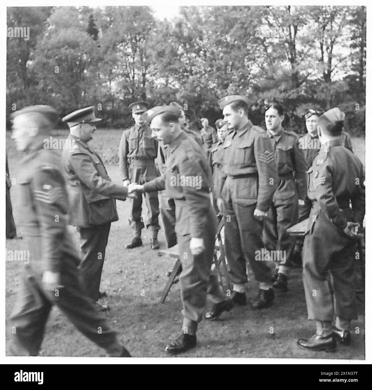 Le général E.A. Osborne, commandant du corps, serre la main d'un sous-officier à sa retraite, de l'armée britannique. Banque D'Images