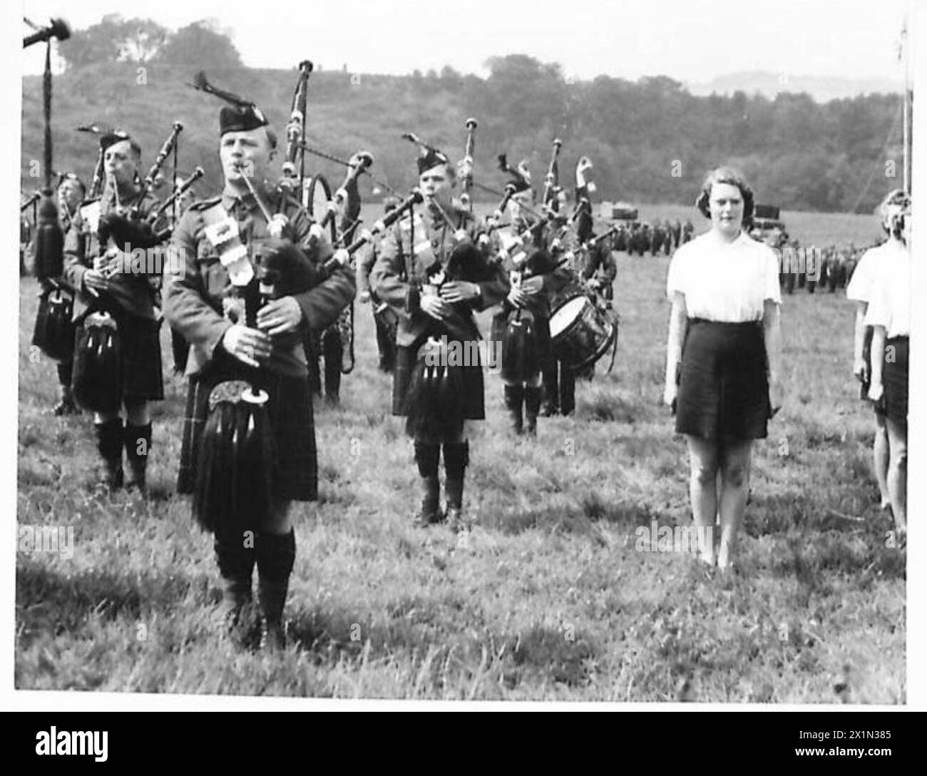 AFFICHAGE MILITAIRE POUR LES OUVRIERS D'USINE - Pipers et ATS assemblés dans l'arène, armée britannique Banque D'Images