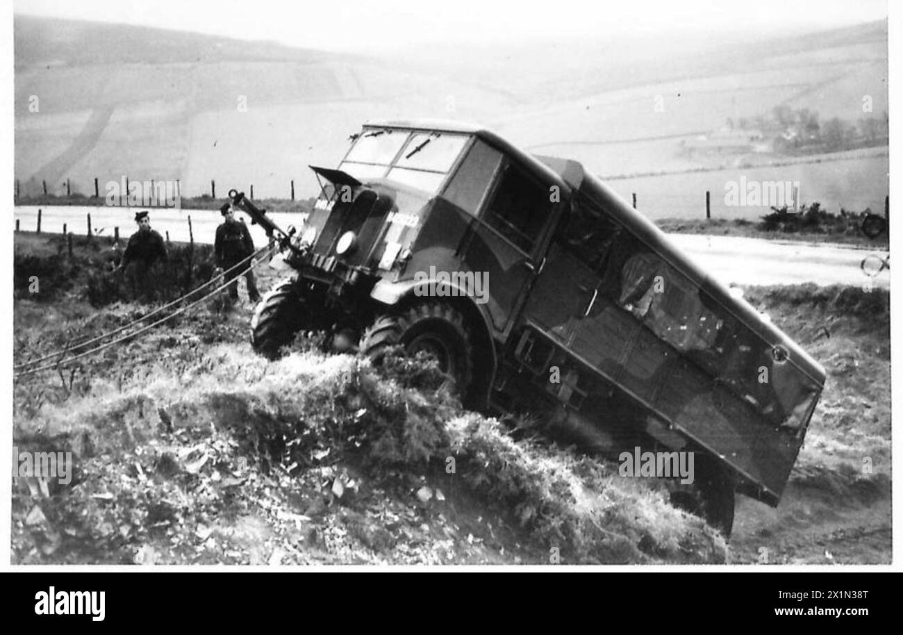 À BONNIE, EN ÉCOSSE, des obstacles comme celui-ci n'arrêtent pas un tracteur à canon qui est hissé sur une pente presque impossible par un autre tracteur, l'armée britannique Banque D'Images