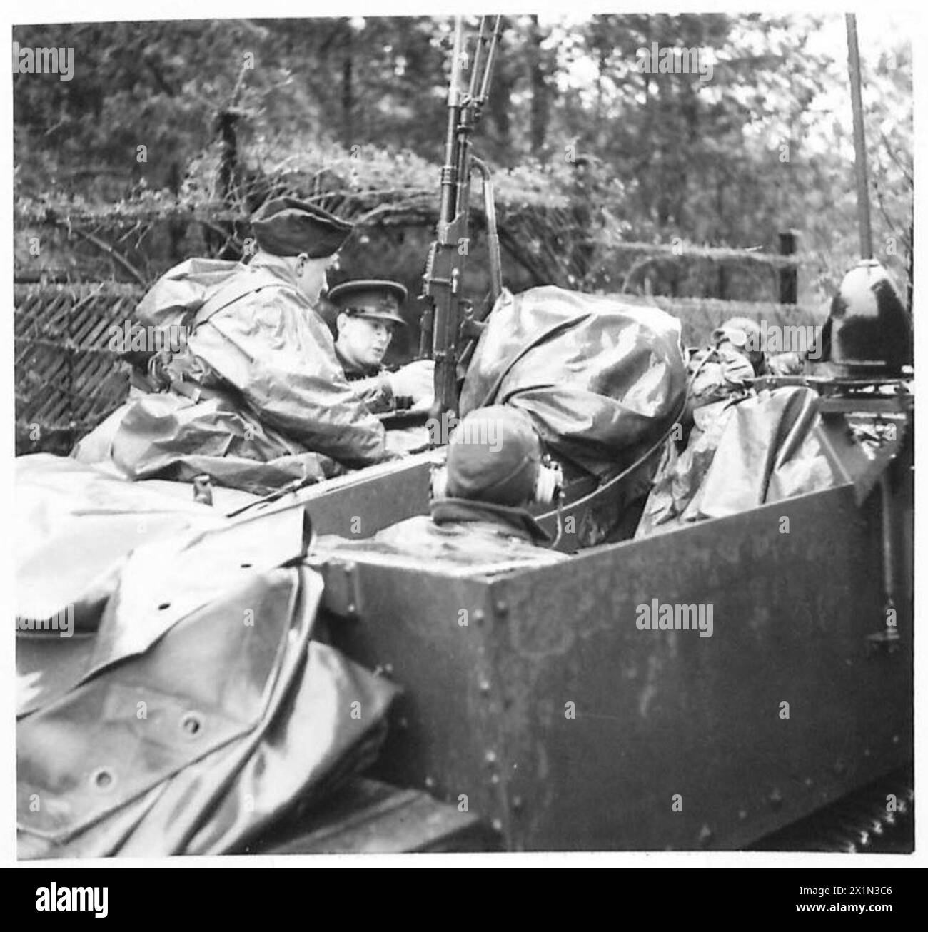 Au cours d'une fausse bataille, deux divisions opèrent un porte-avions Bren équipé d'une radio servant de poste d'observation d'artillerie, sous le contrôle de l'armée britannique. Banque D'Images