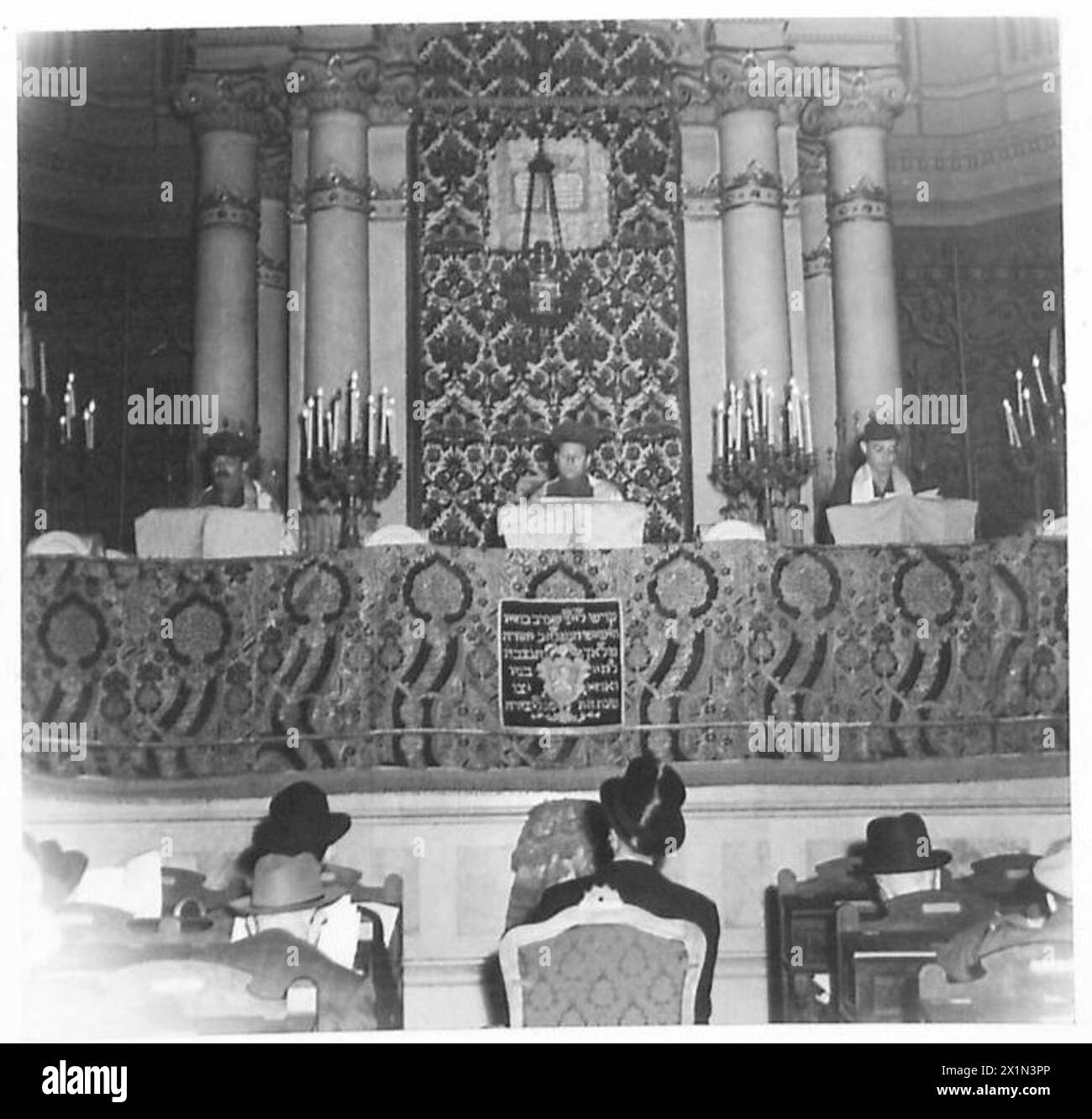 Service de Thanksgiving dans une synagogue juive de Rome dirigé par des aumôniers dont le major Potashnik, l'aumônier Hochman et le major Berman. Banque D'Images
