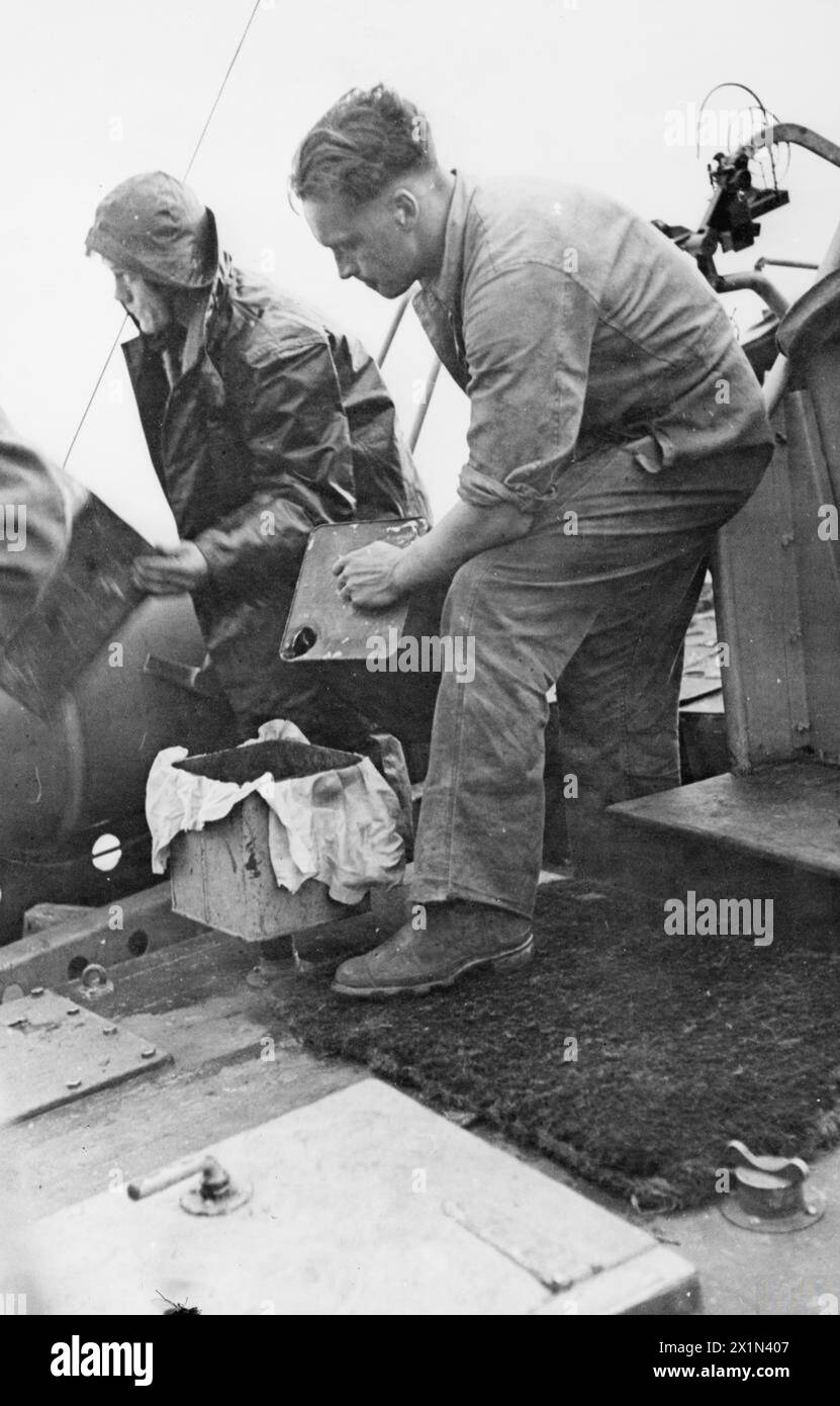 AVEC LES VTT EN PATROUILLE EN MÉDITERRANÉE. MARS 1943. - Les réservoirs de carburant des torpilles motorisées sont remplis à nouveau en mer lorsqu'ils effectuent de longues patrouilles. L'essence est filtrée à travers une peau de chamois souple, Banque D'Images