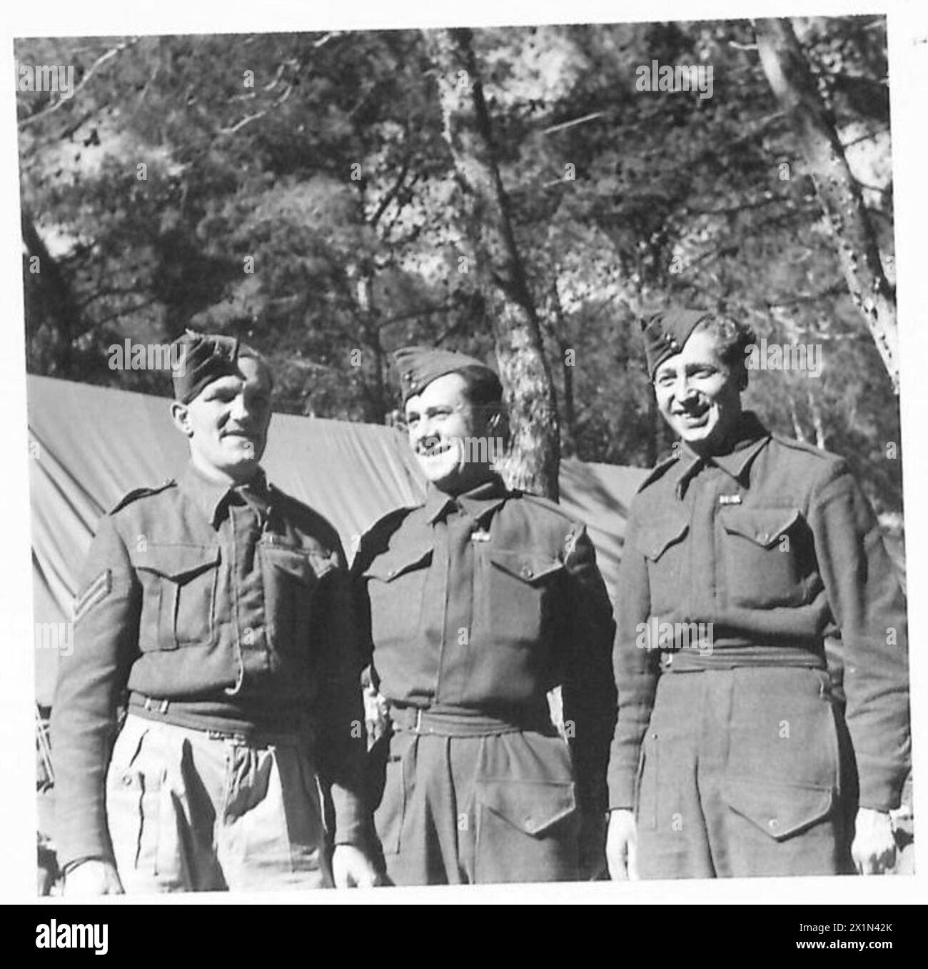 Le Cpl Lindley, le Cpl Law, et le Pte. D. Kayes, membres des « Murmurs de la forêt », sont représentés en Afrique du Nord avec l'armée britannique. Banque D'Images