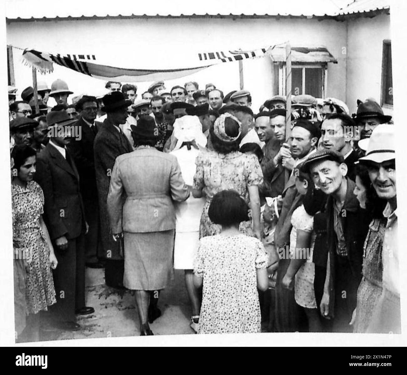 Cérémonie de mariage tenue dans une synagogue construite par la fraternité juive à l'intérieur d'un camp de concentration de l'armée britannique. Banque D'Images