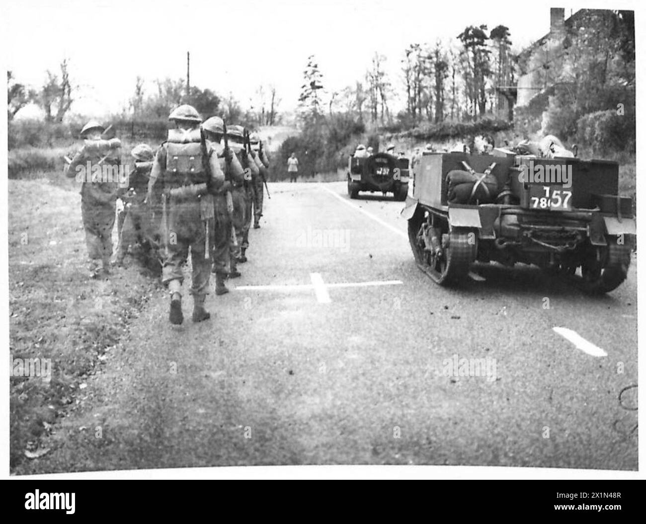 Les porte-avions Bren passent devant les gardiens lors d'un défilé militaire, illustrant les mouvements cérémoniels et opérationnels des troupes de l'armée britannique. Banque D'Images