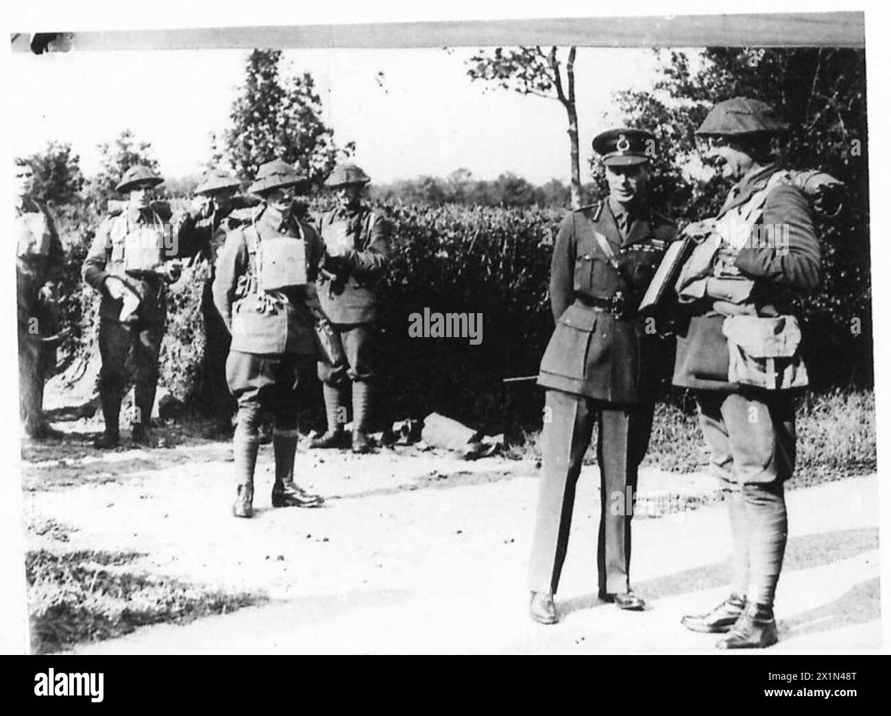 Le roi inspecte les troupes de l'armée britannique dans le Dorset avant leur départ pour la France. L'événement met en lumière l'examen cérémoniel et la préparation des troupes avant le déploiement. Banque D'Images