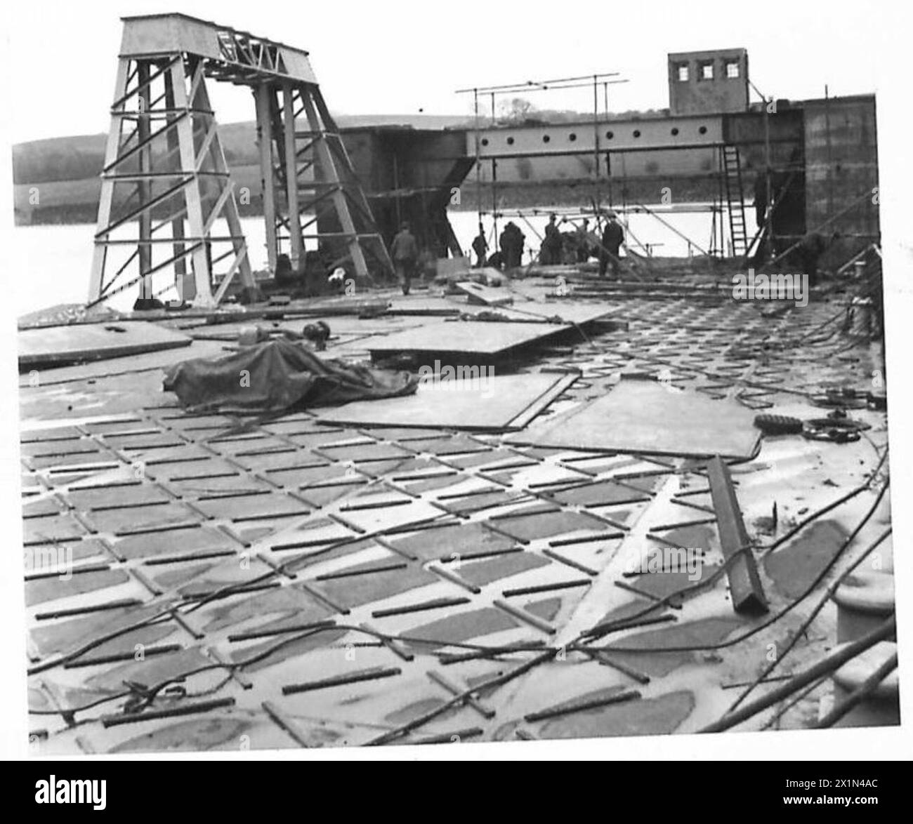 Vue arrière sur le pont d'un ponton Spud montrant la tour pivotante et les cravates Spud, armée britannique. Banque D'Images