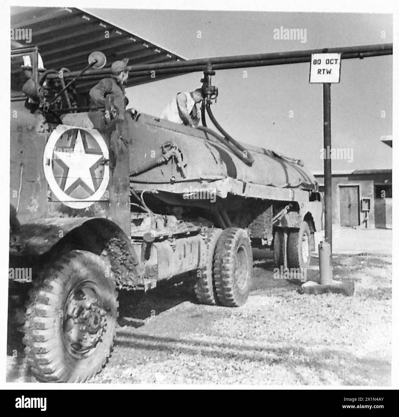 Un camion-citerne de 2 000 gallons est chargé d'essence d'aviation pour une utilisation par les avions alliés opérant dans le secteur Adriatique, illustrant les opérations d'approvisionnement en carburant de la 8e armée, armée britannique. Banque D'Images