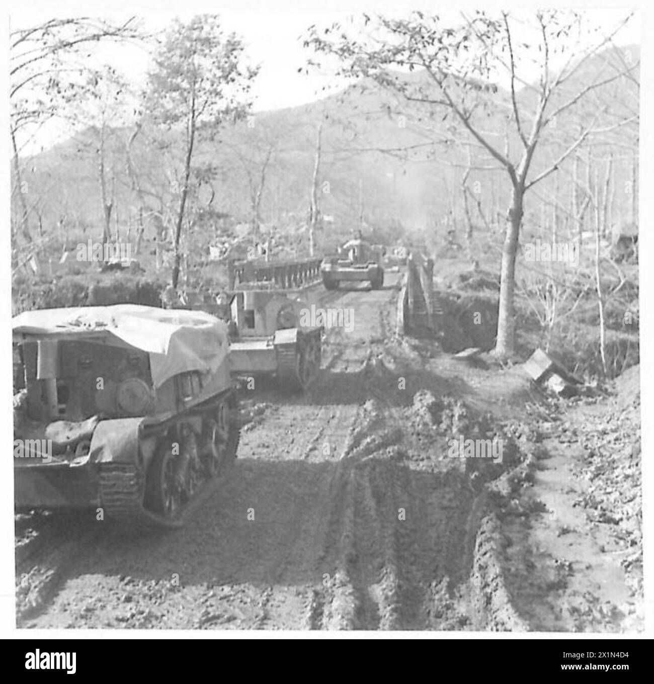 ITALIE : CINQUIÈME ARMÉE - porte-avions Bren passant le long d'une route boueuse dans la région de Roccamonfina, armée britannique Banque D'Images