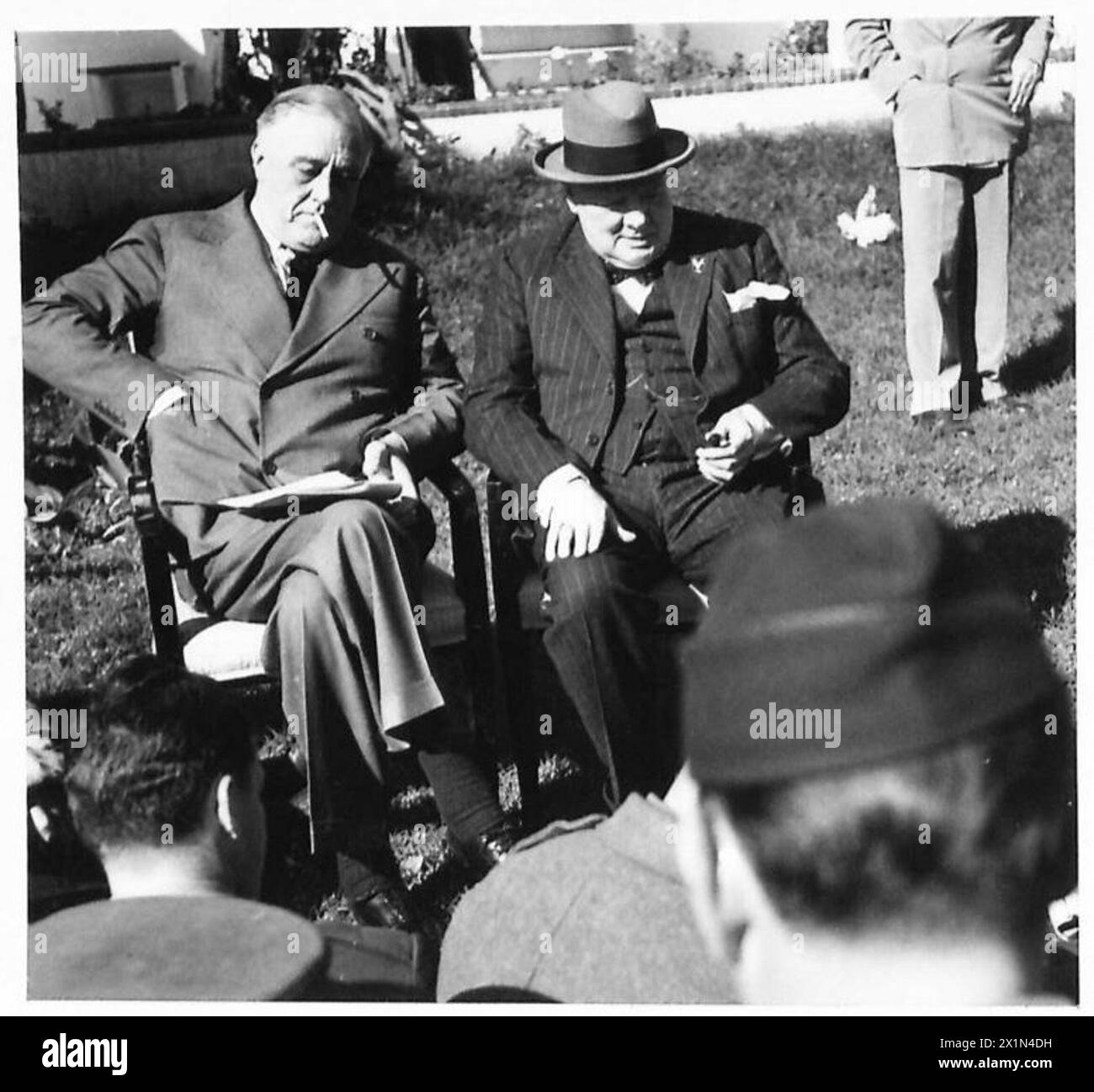 LA CONFÉRENCE DE CASABLANCA, JANVIER 1943 - le président Franklin D. Roosevelt et le premier ministre Winston Churchill ont fait leurs déclarations aux correspondants de guerre alliés à l'issue de la conférence. Villa Dar es Saada, Casablanca, 24 janvier 1943, armée britannique, armée américaine, Roosevelt, Franklin Delano, Churchill, Winston Leonard Spencer Banque D'Images