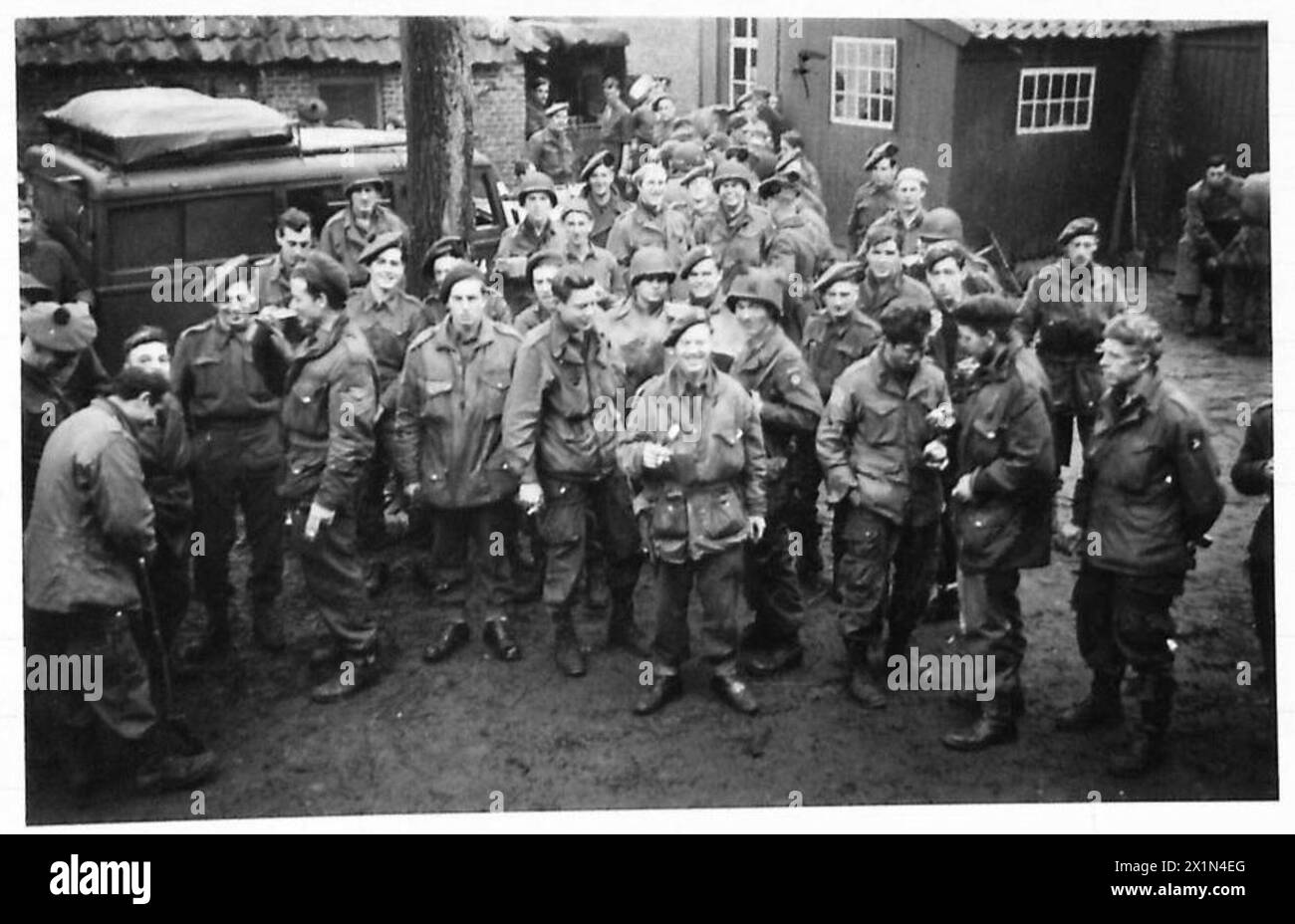 51 DIV ENTRER BORSTAL - les troupes aéroportées britanniques et américaines de la bataille d'Arnhem sont maintenant en sécurité après avoir passé six semaines derrière les lignes allemandes près de Bokstal. Ces photos montrent les hommes à un QG britannique après la prise de la ville, British Army, 21st Army Group Banque D'Images