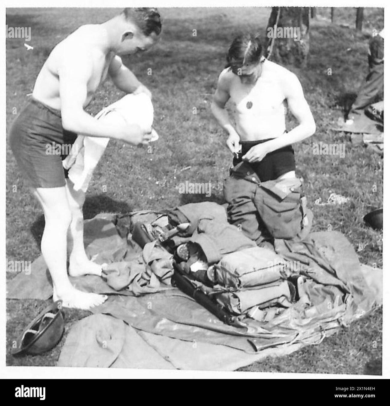 Les soldats traversent une rivière tout en gardant leurs vêtements emballés avec de l'équipement, en utilisant une nouvelle méthode, l'armée britannique. Banque D'Images