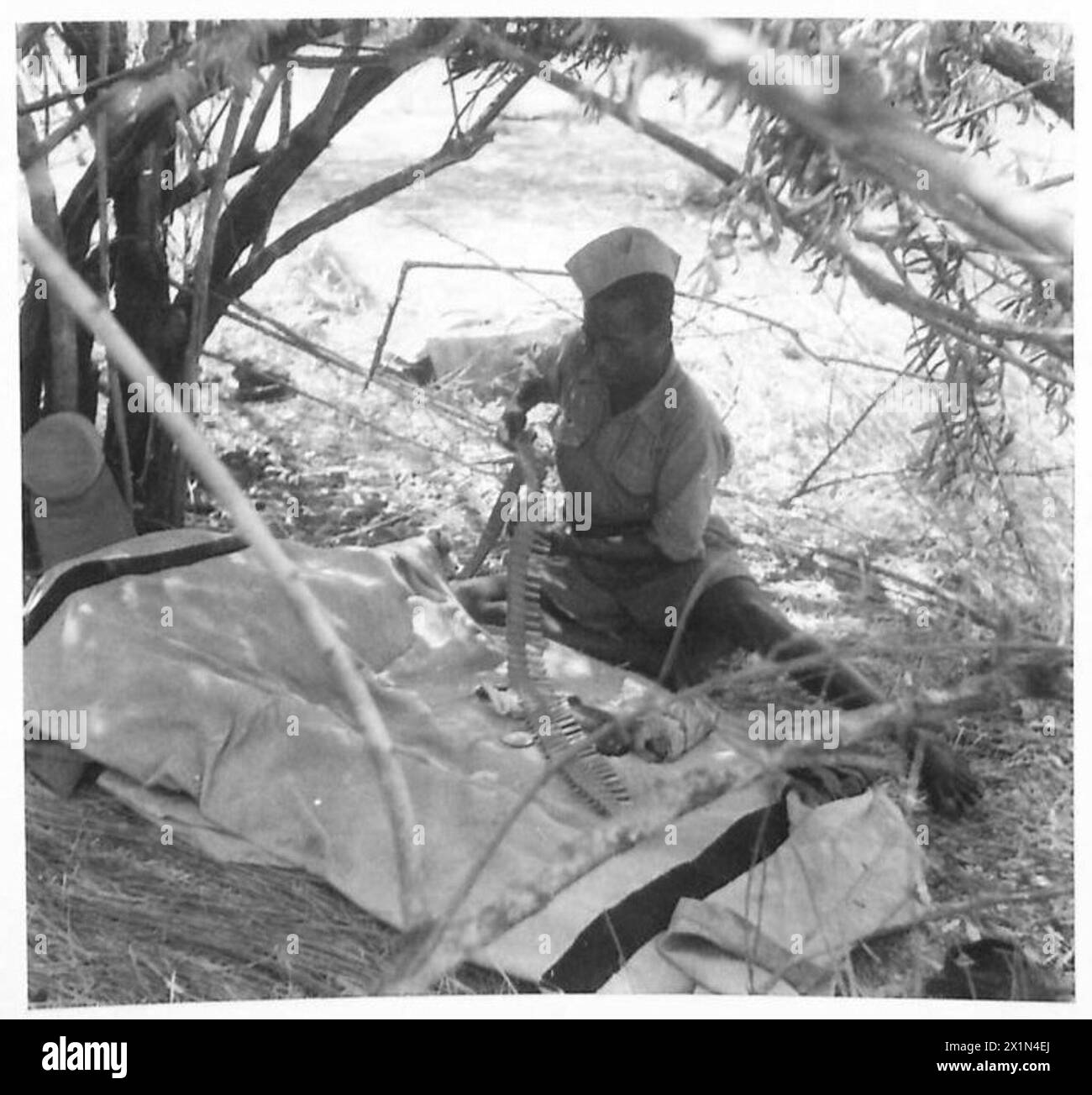 Un soldat patriote trie les munitions des mitrailleuses pendant les opérations de l'armée britannique en Abyssinie. Banque D'Images