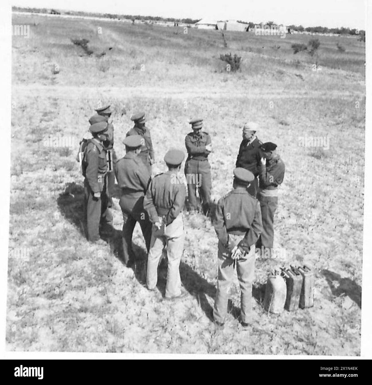 Les généraux Eisenhower et Montgomery tiennent une conférence de presse informelle avec les correspondants de guerre au quartier général de Montgomery, British Army. Banque D'Images