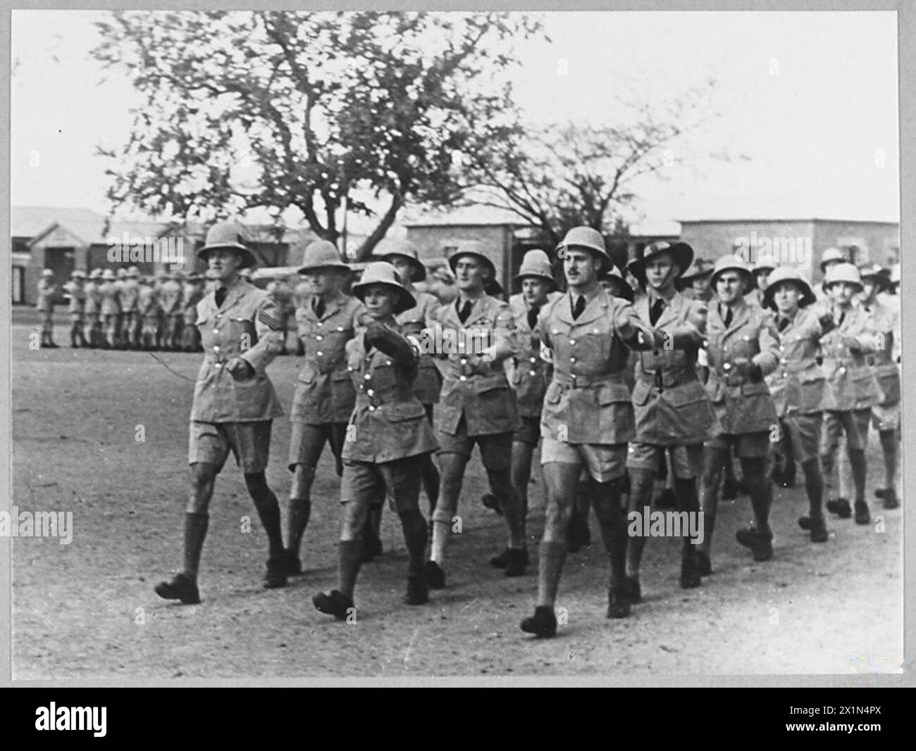 Fricker et d'autres cadets suivent une formation militaire de base dans le cadre du Commonwealth joint Air Training Plan, se préparant au service de pilote de la RAF pendant la première Guerre mondiale Banque D'Images
