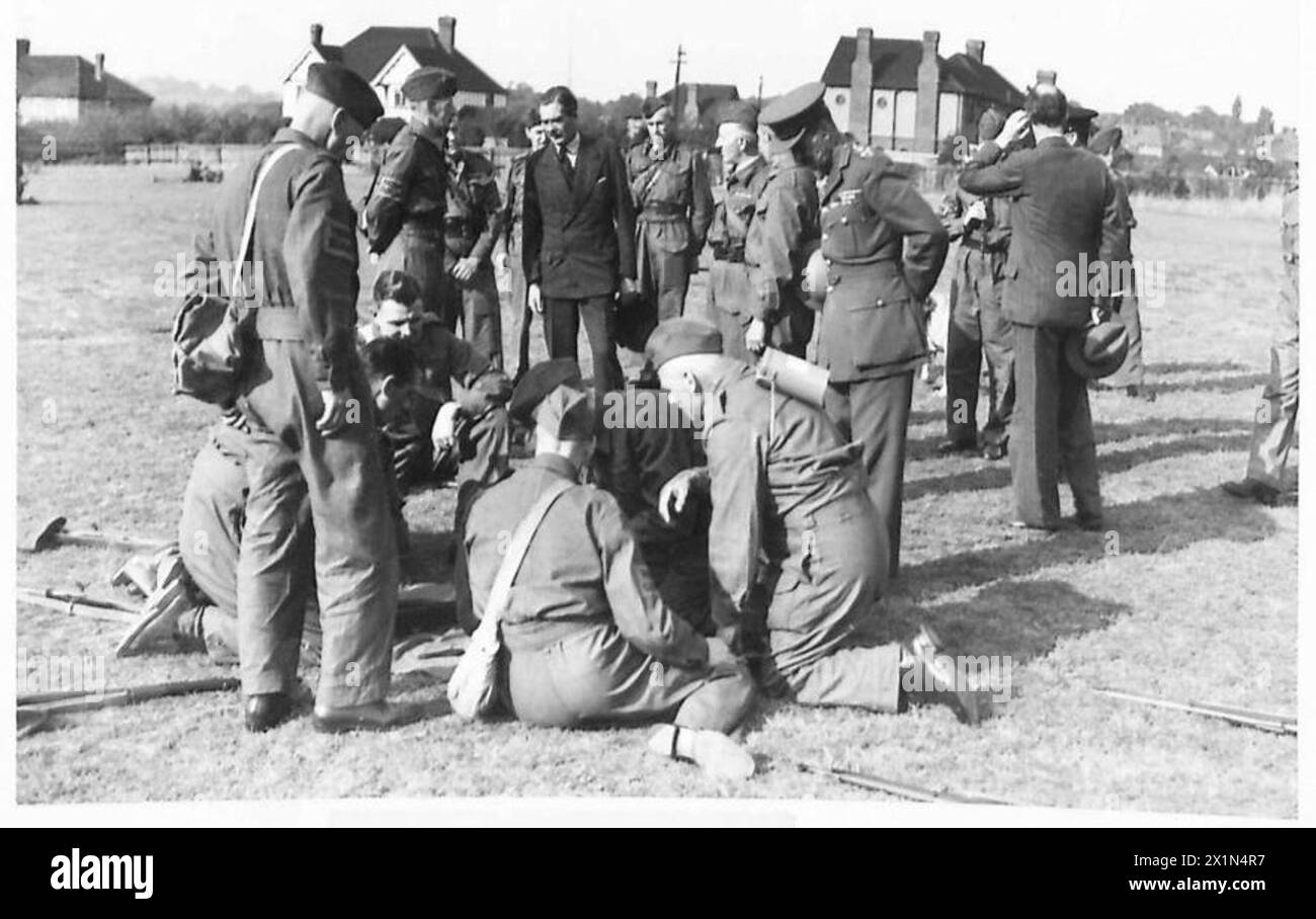 LE SECRÉTAIRE D'ÉTAT À LA GUERRE VISITE Une UNITÉ DE GARDE À DOMICILE - Une vue d'ensemble au cours de la tournée d'inspection. Prise sur le terrain de rugby du Colonel Malinson - la Maison Blanche à Woodford, armée britannique Banque D'Images