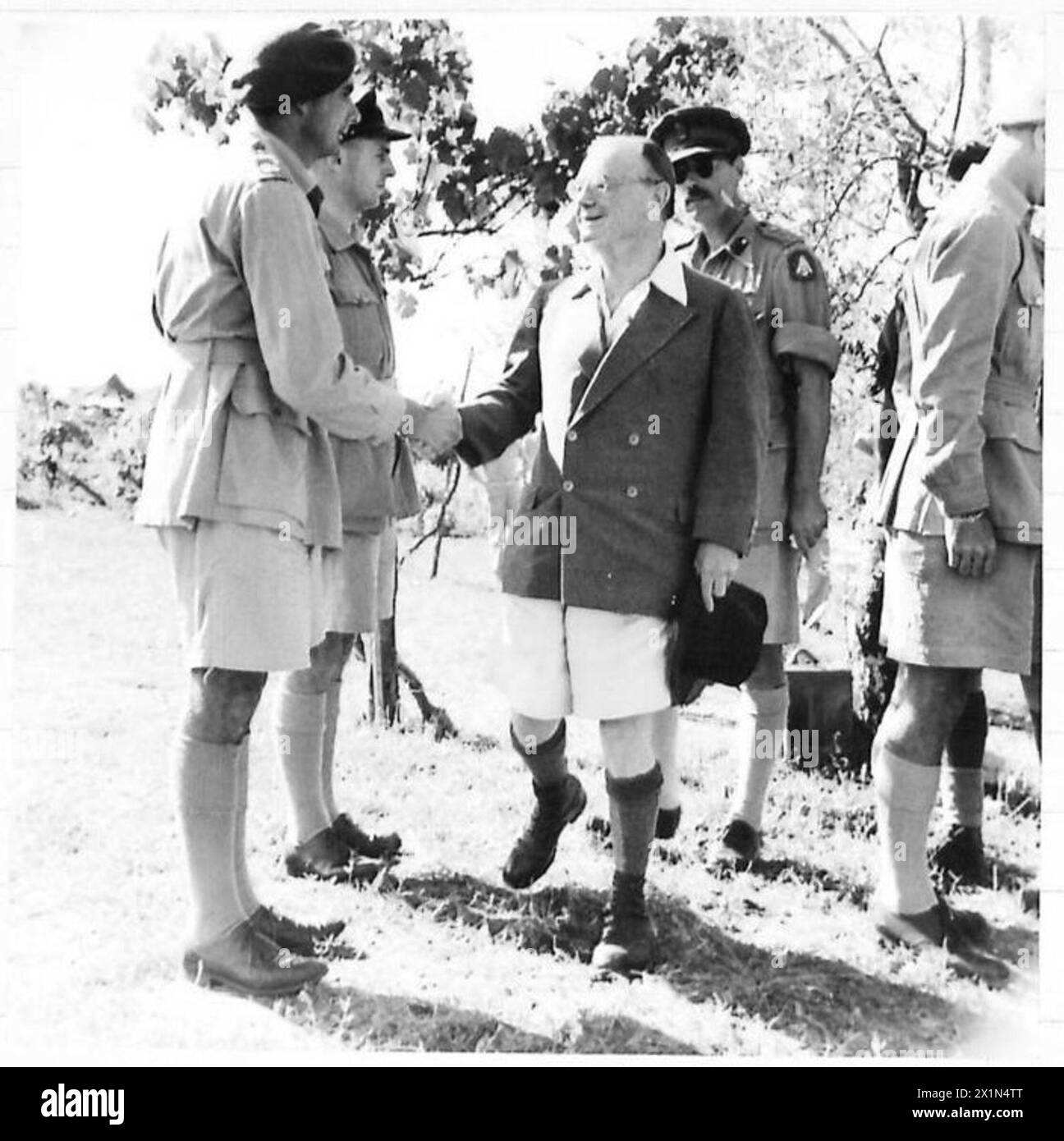 Le secrétaire d'État pour l'Inde, Mr. Amery, serre la main d'officiers britanniques au quartier général de la Cinquième armée lors d'une visite officielle. Banque D'Images